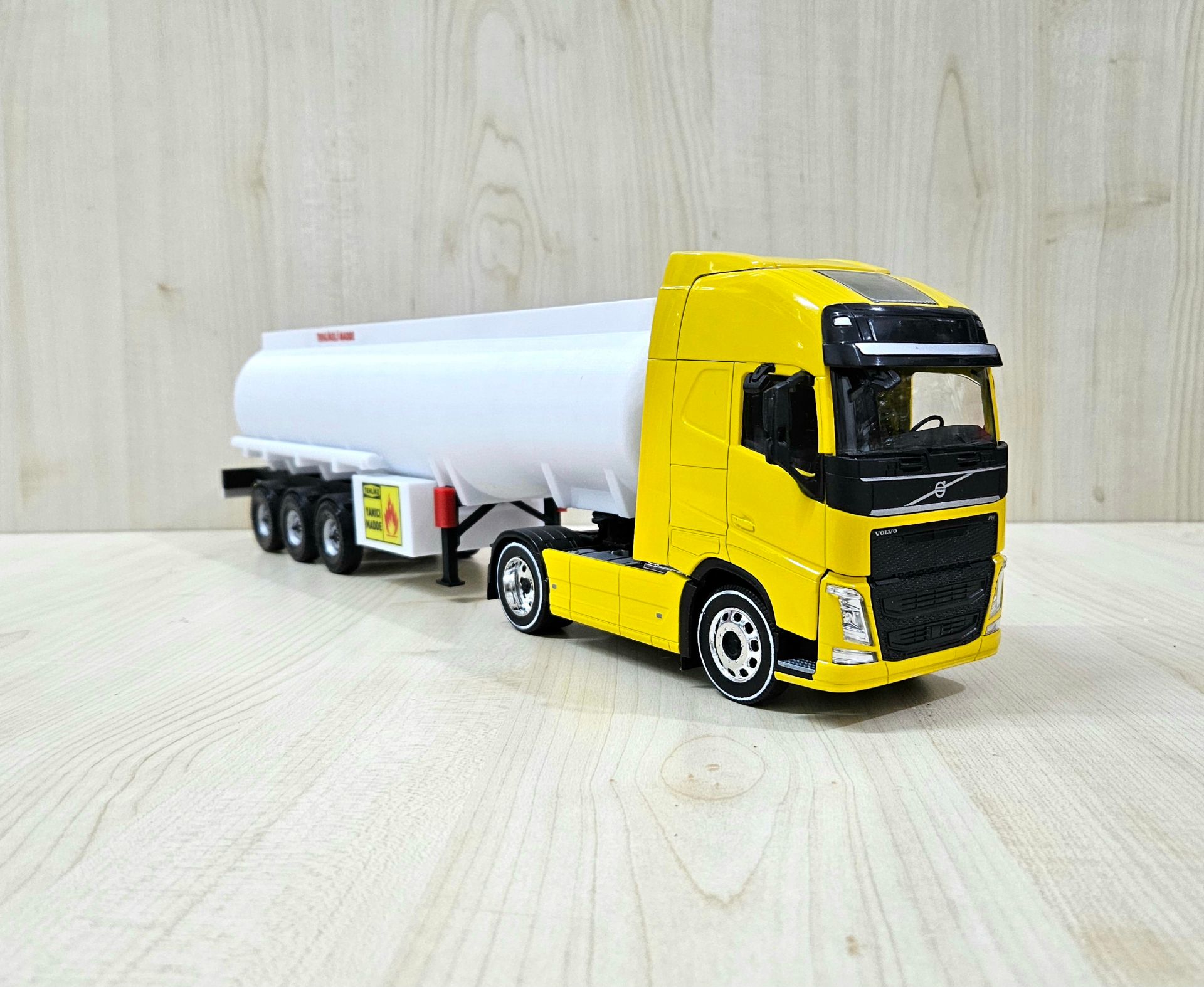 1/32 WELLY SARI VOLVO FH4 TANKER DORSELİ TIR