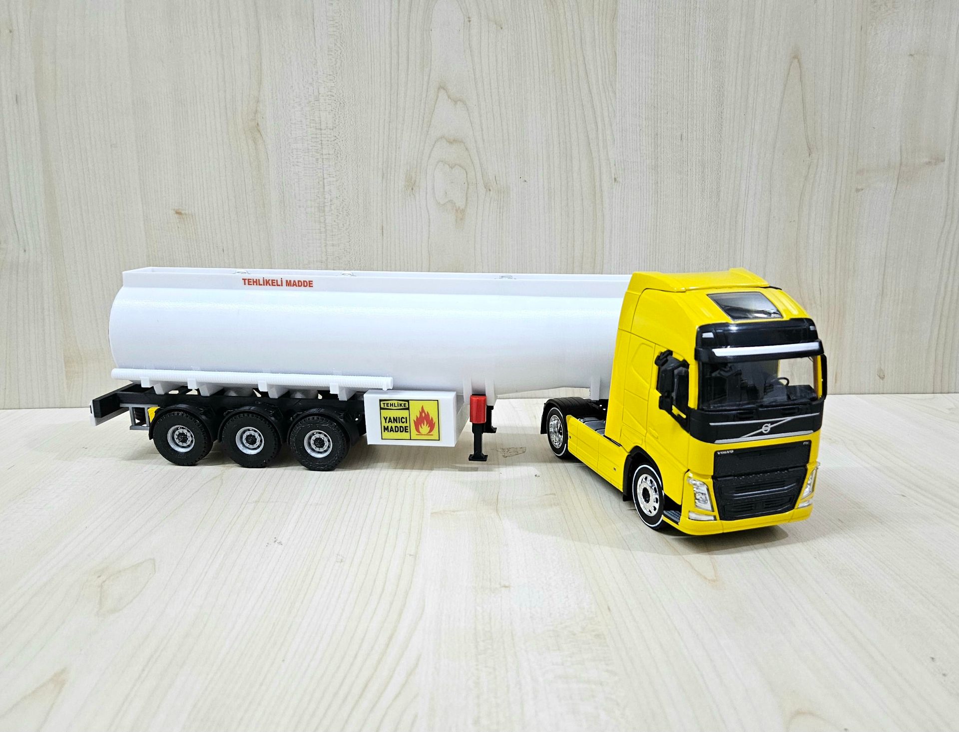 1/32 WELLY SARI VOLVO FH4 TANKER DORSELİ TIR