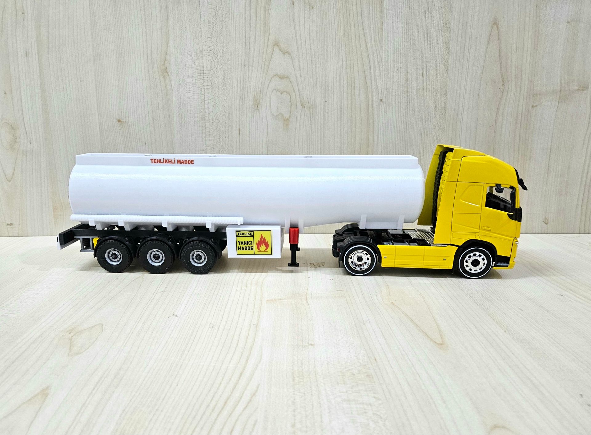 1/32 WELLY SARI VOLVO FH4 TANKER DORSELİ TIR