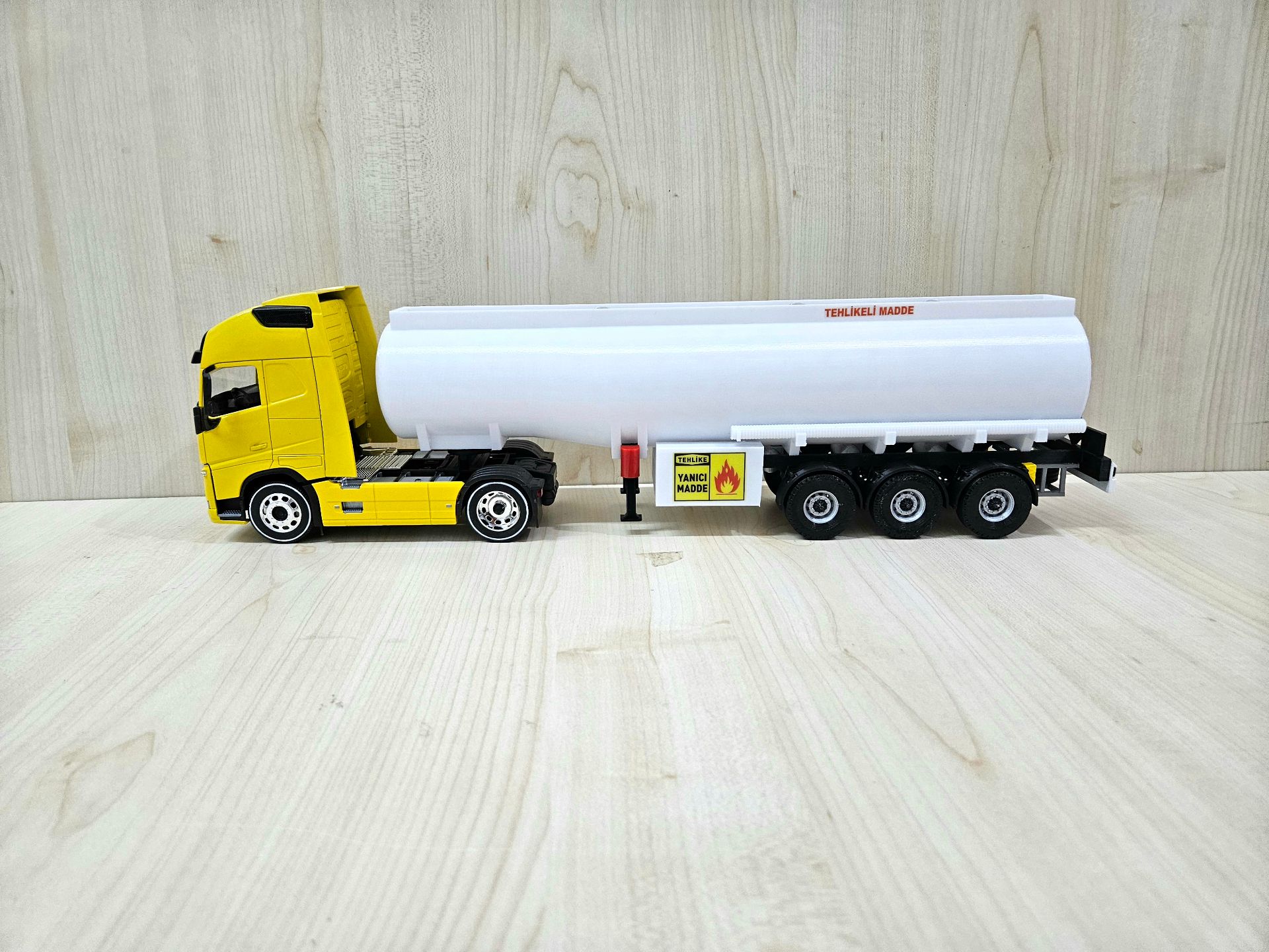 1/32 WELLY SARI VOLVO FH4 TANKER DORSELİ TIR