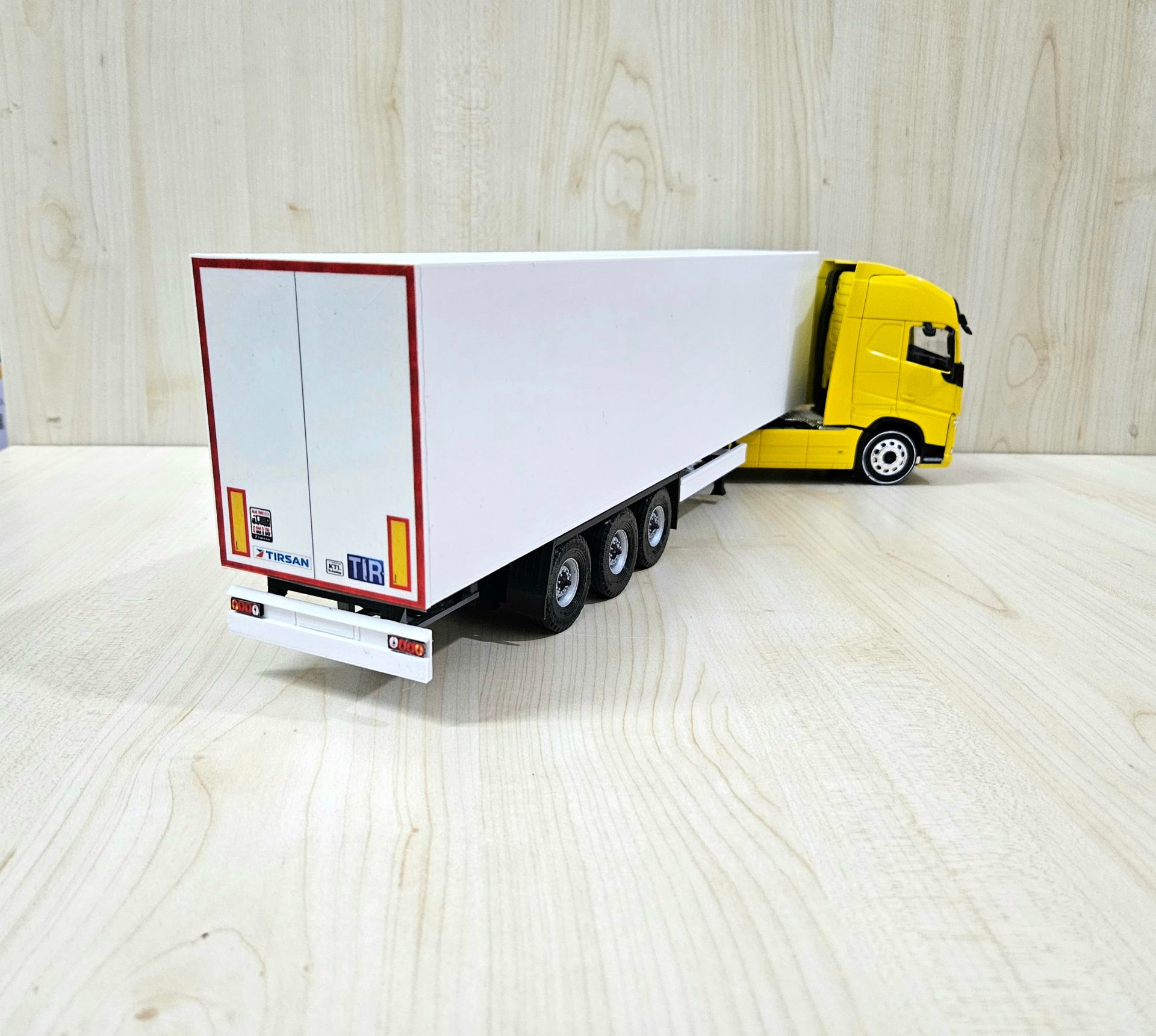 1/32 WELLY SARI VOLVO FH4 FRIGO DORSELİ TIR MAKETİ