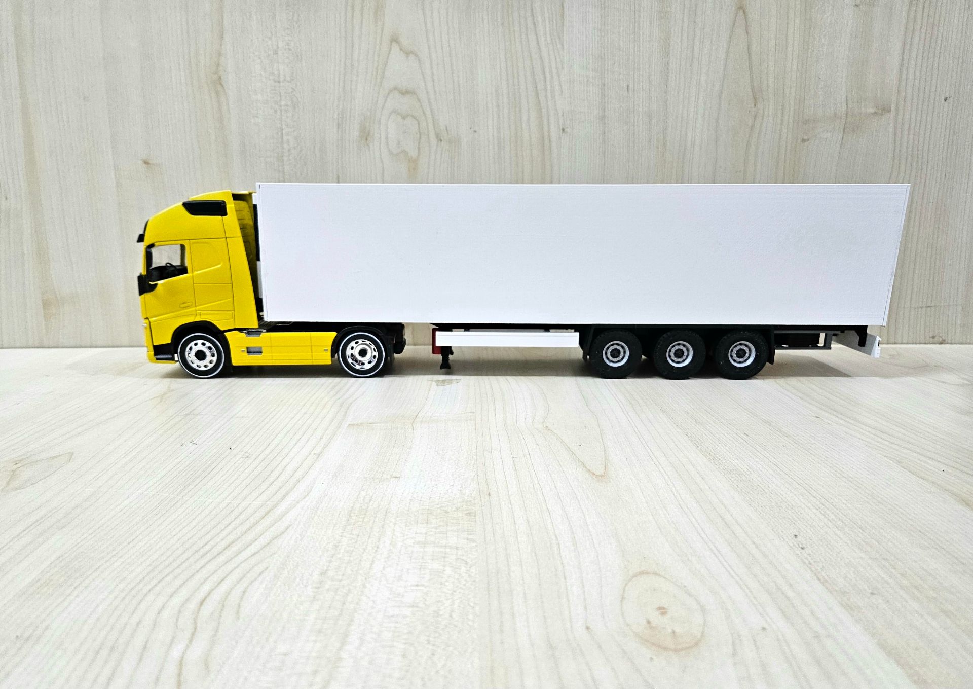 1/32 WELLY SARI VOLVO FH4 FRIGO DORSELİ TIR MAKETİ