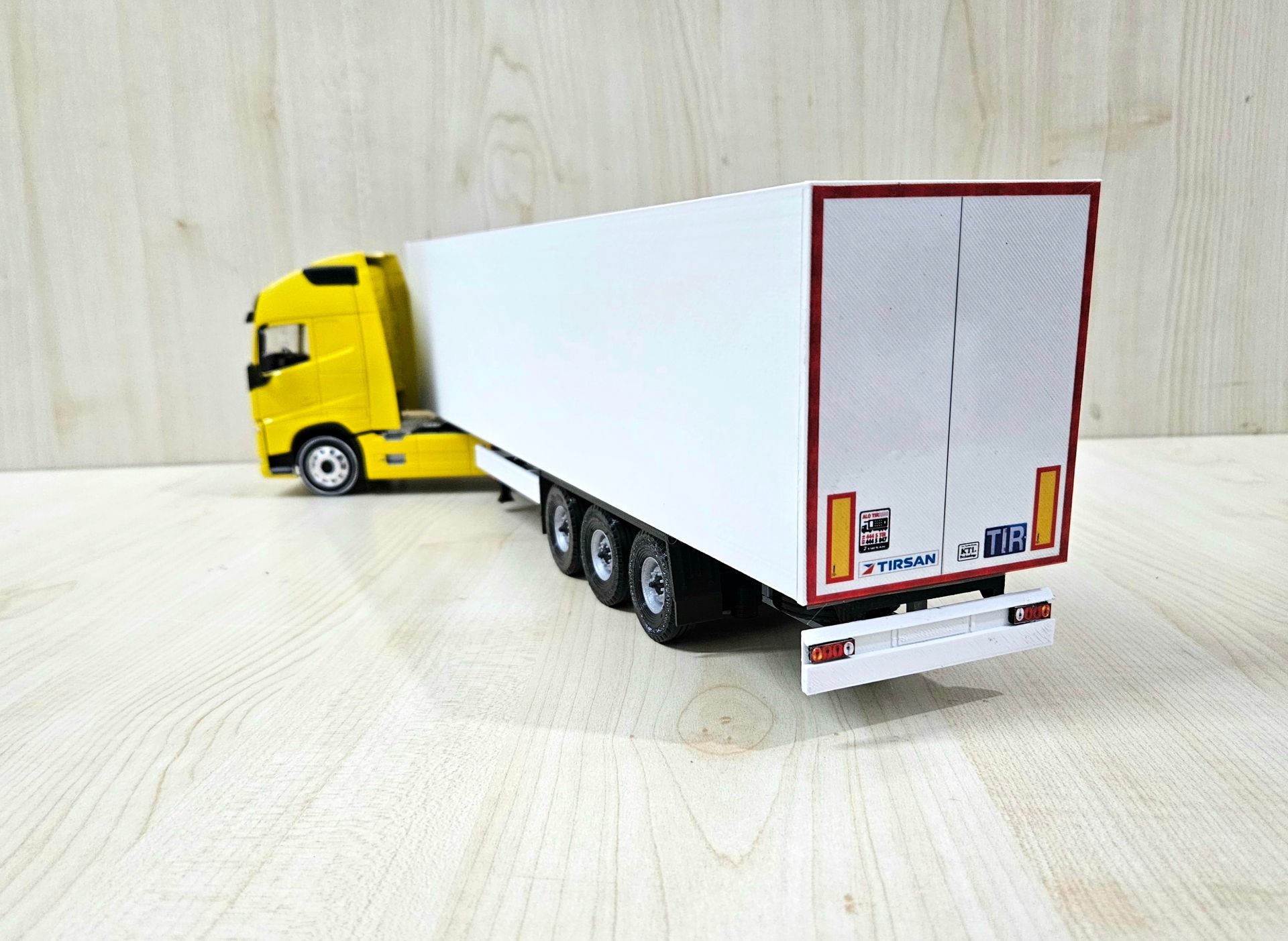 1/32 WELLY SARI VOLVO FH4 FRIGO DORSELİ TIR MAKETİ