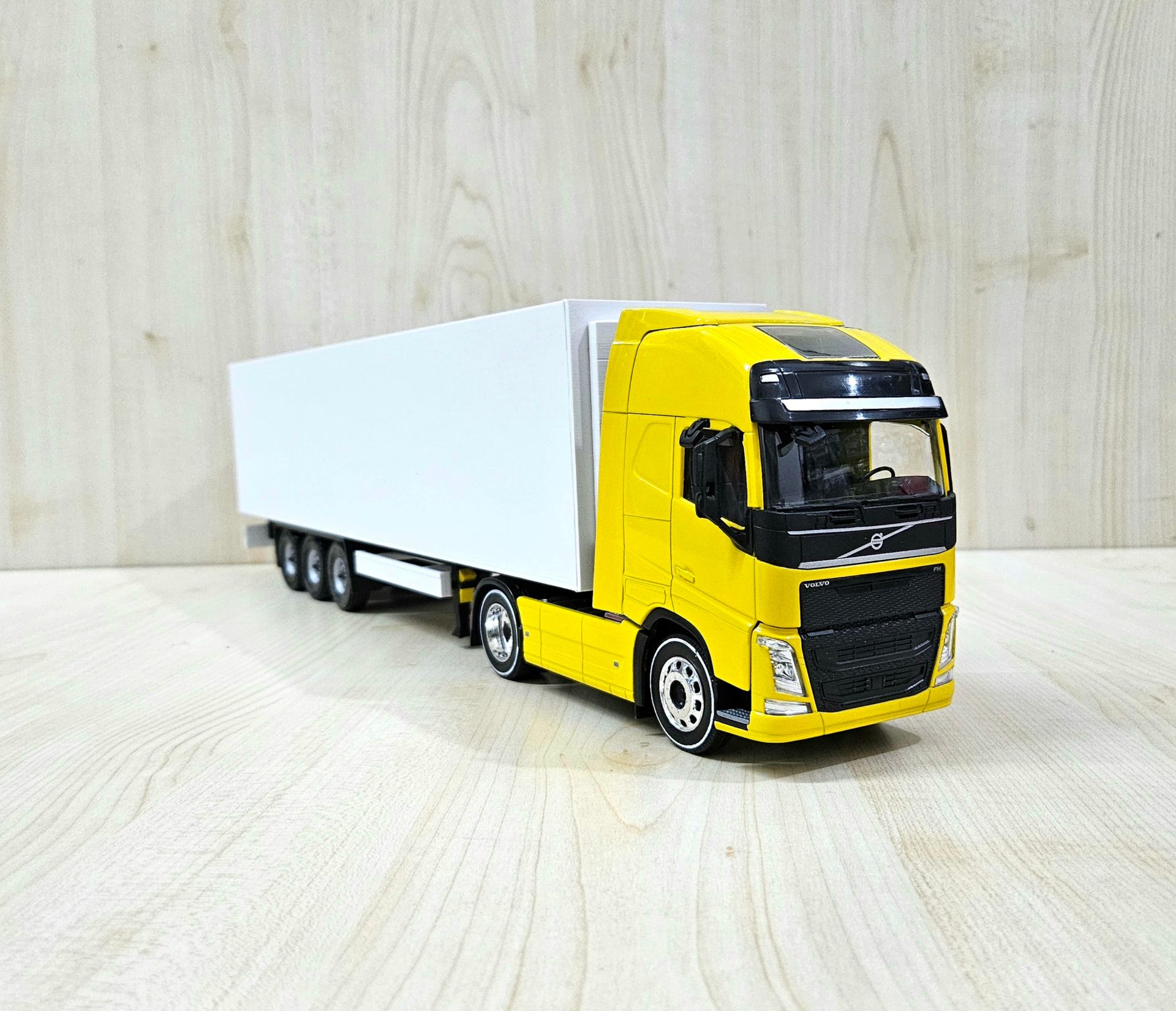 1/32 WELLY SARI VOLVO FH4 FRIGO DORSELİ TIR MAKETİ