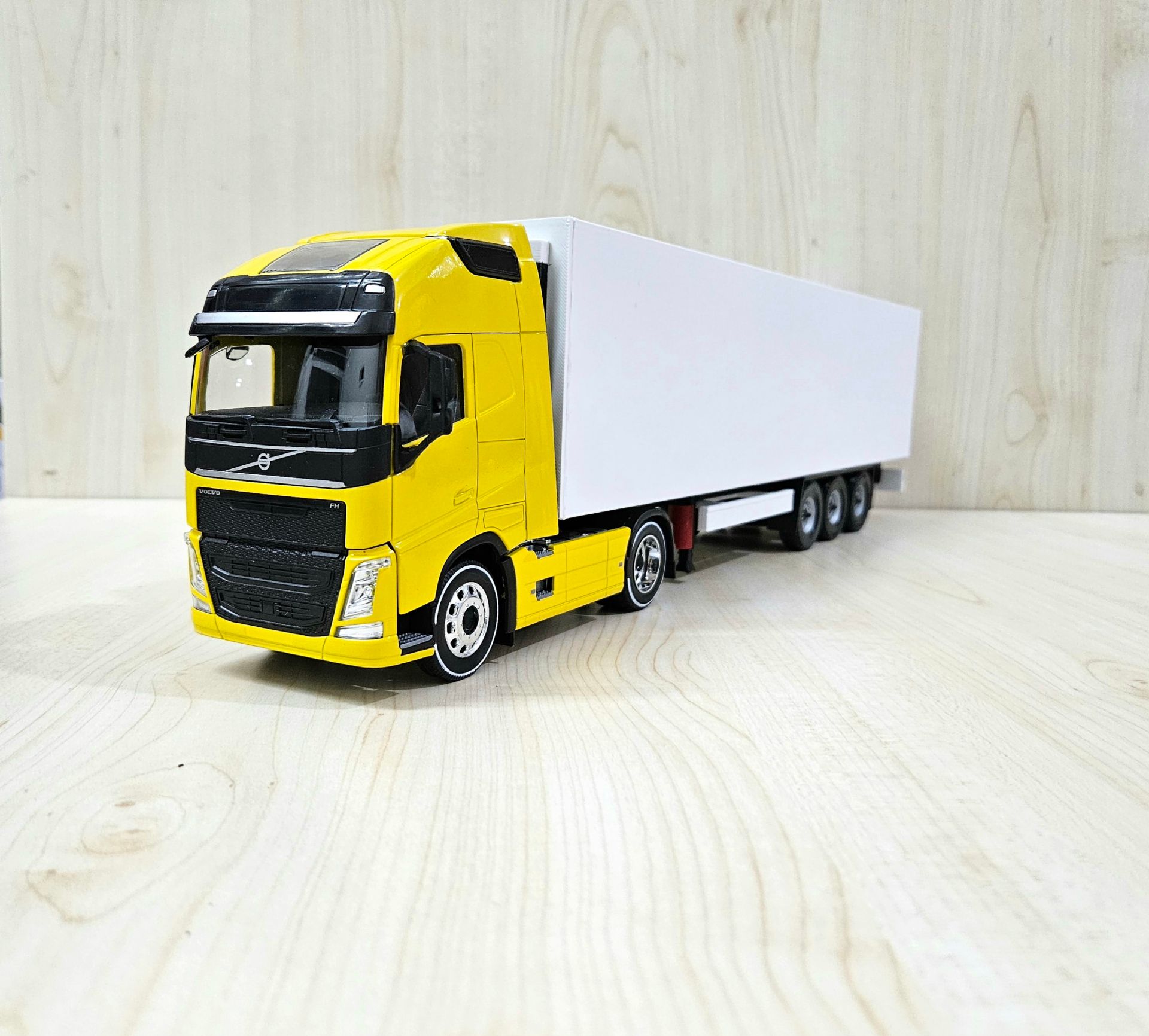 1/32 WELLY SARI VOLVO FH4 FRIGO DORSELİ TIR MAKETİ
