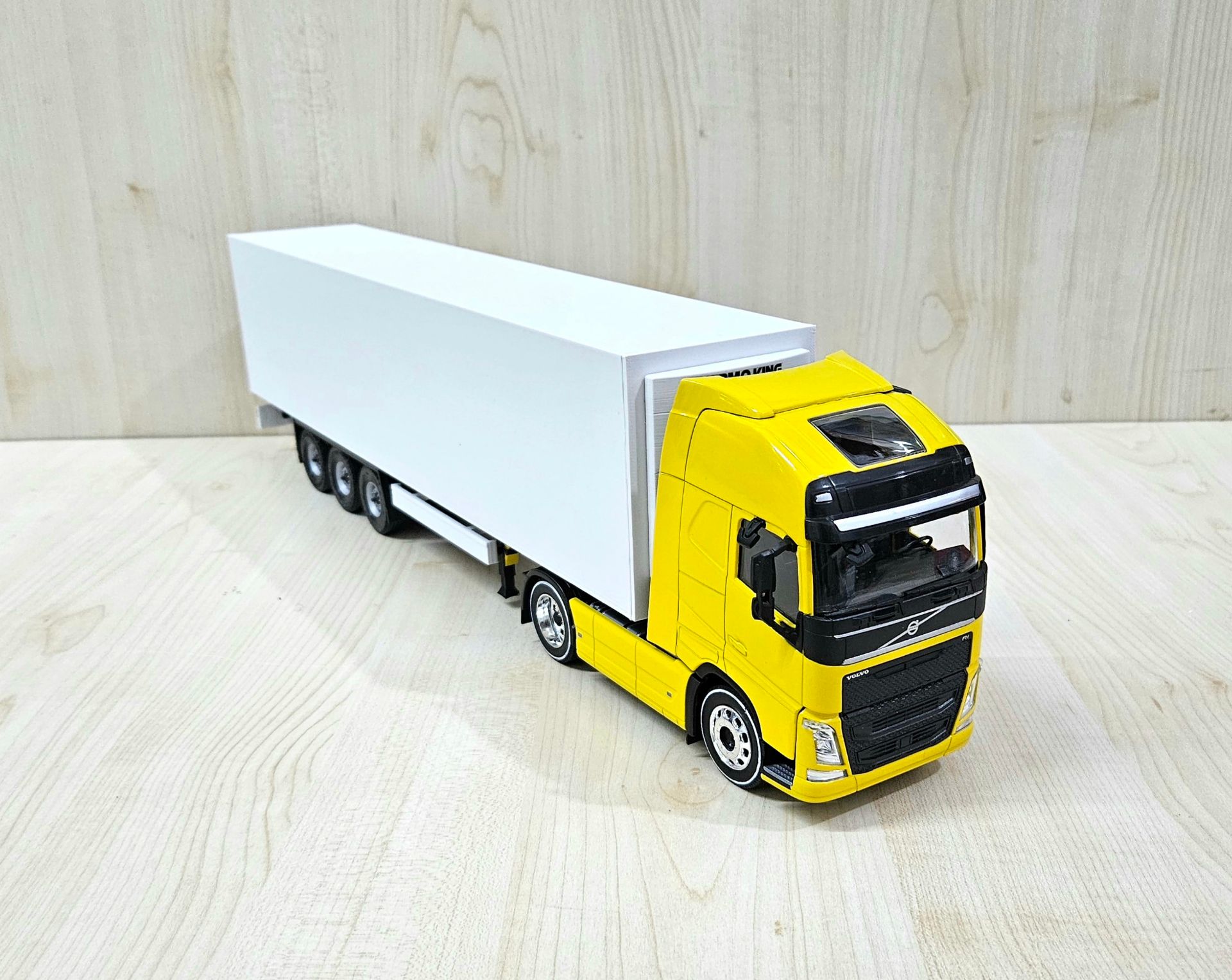 1/32 WELLY SARI VOLVO FH4 FRIGO DORSELİ TIR MAKETİ