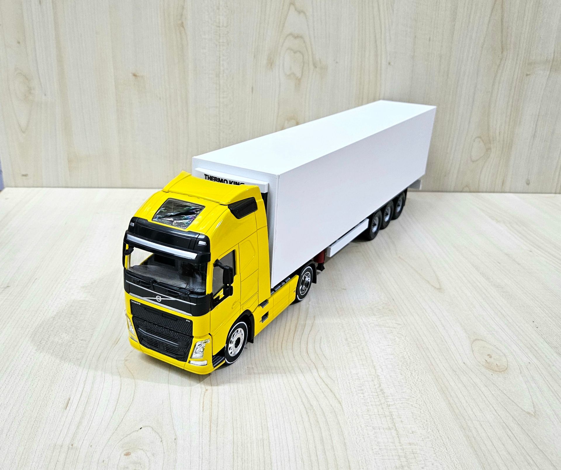 1/32 WELLY SARI VOLVO FH4 FRIGO DORSELİ TIR MAKETİ
