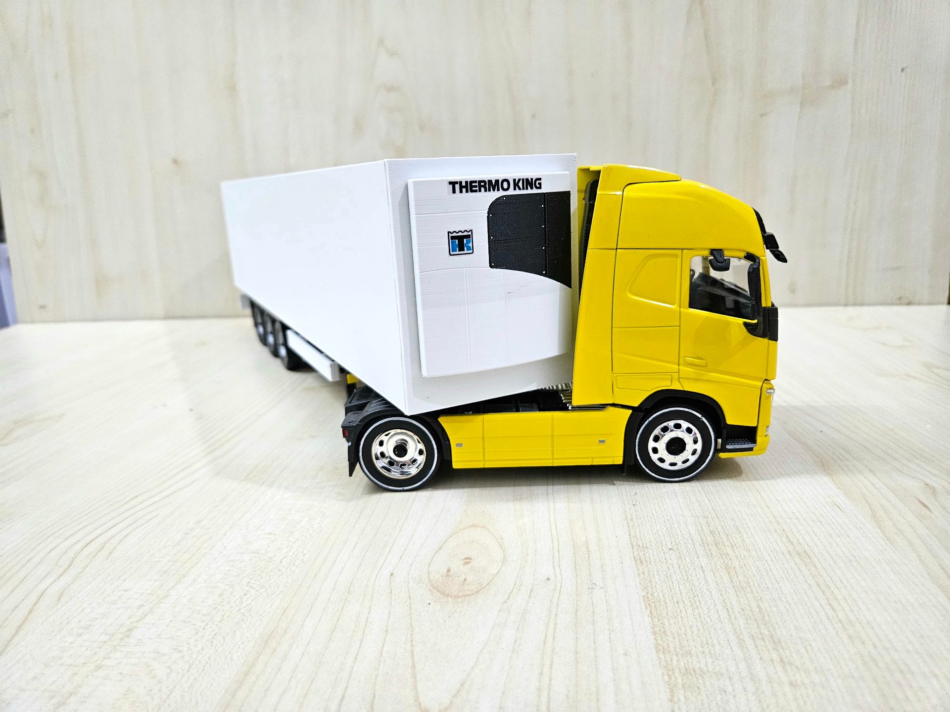1/32 WELLY SARI VOLVO FH4 FRIGO DORSELİ TIR MAKETİ