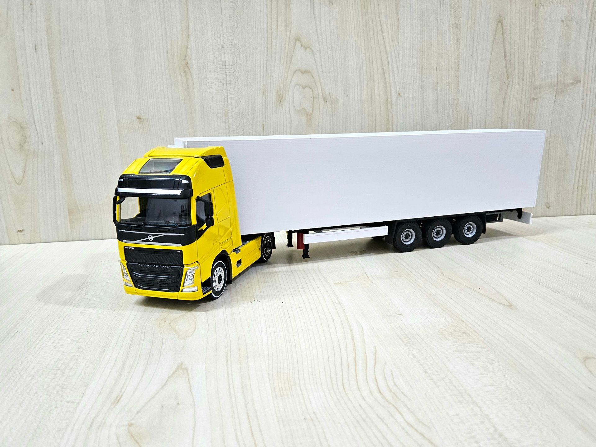 1/32 WELLY SARI VOLVO FH4 FRIGO DORSELİ TIR MAKETİ