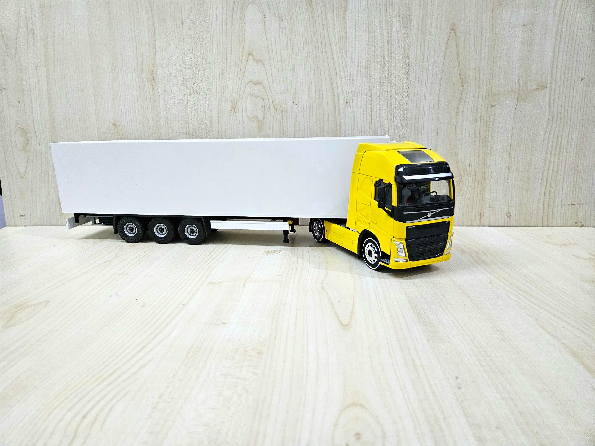 1/32 WELLY SARI VOLVO FH4 FRIGO DORSELİ TIR MAKETİ