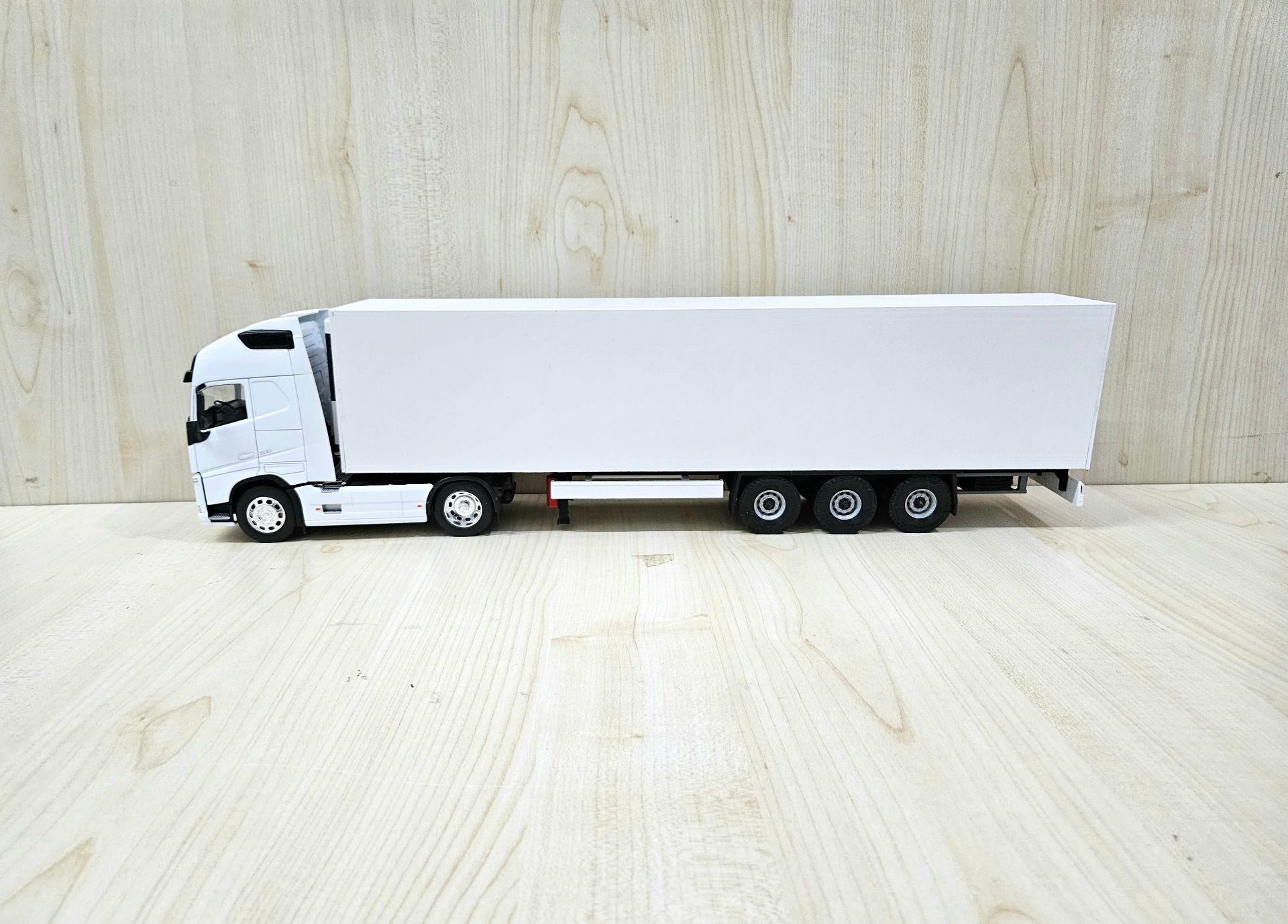 1/32 WELLY BEYAZ VOLVO FH4 FRIGO DORSELİ TIR MAKETİ