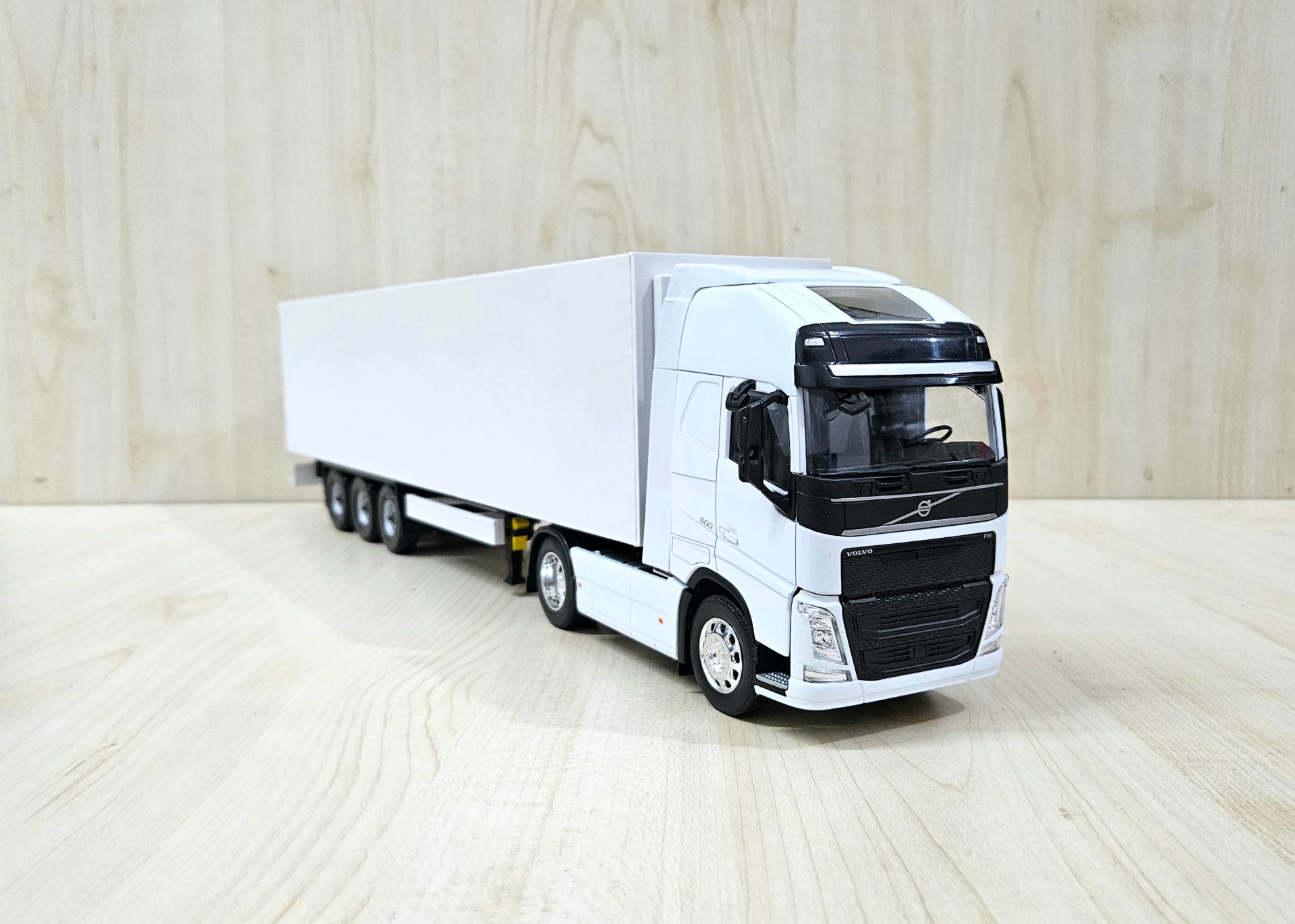 1/32 WELLY BEYAZ VOLVO FH4 FRIGO DORSELİ TIR MAKETİ
