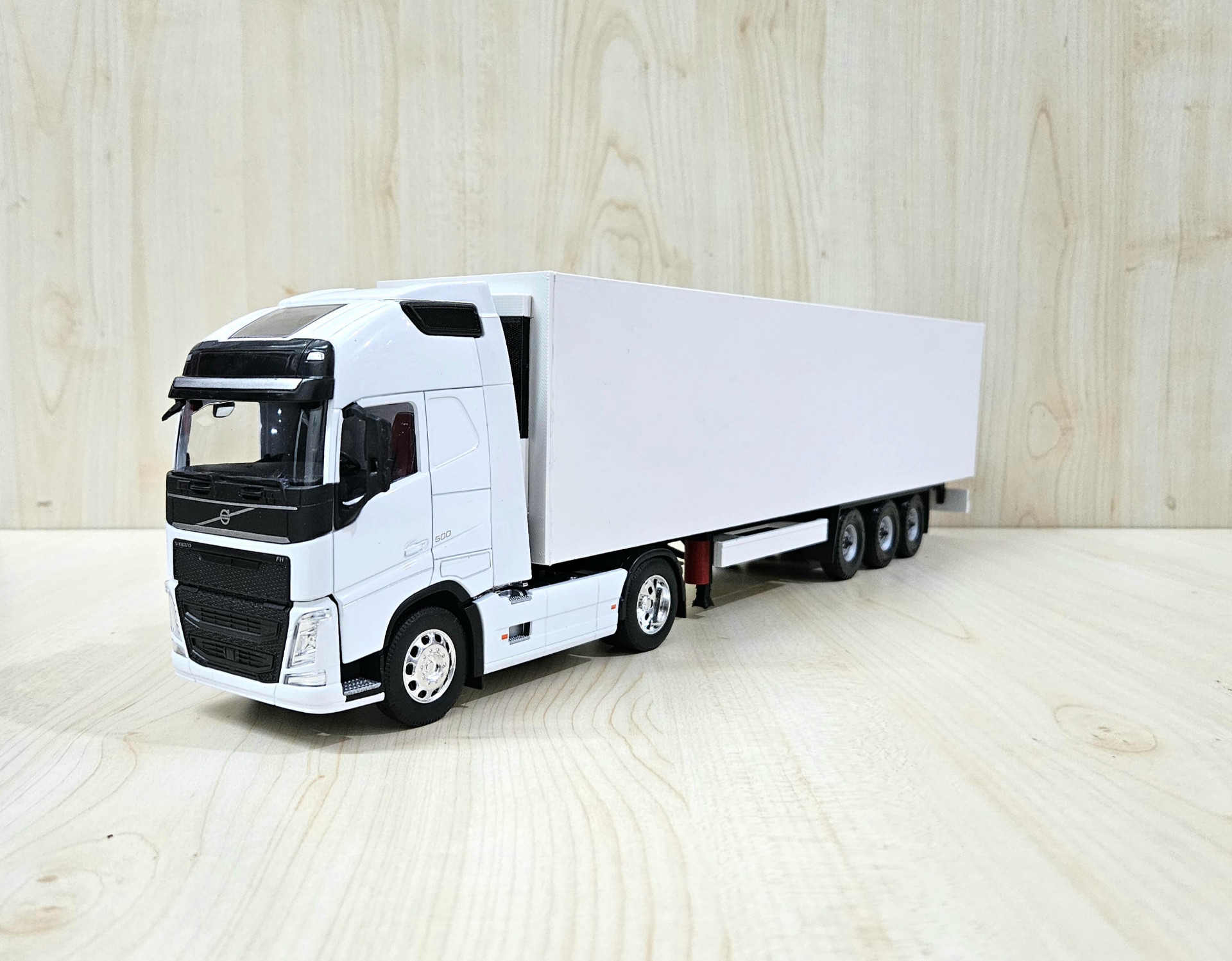 1/32 WELLY BEYAZ VOLVO FH4 FRIGO DORSELİ TIR MAKETİ