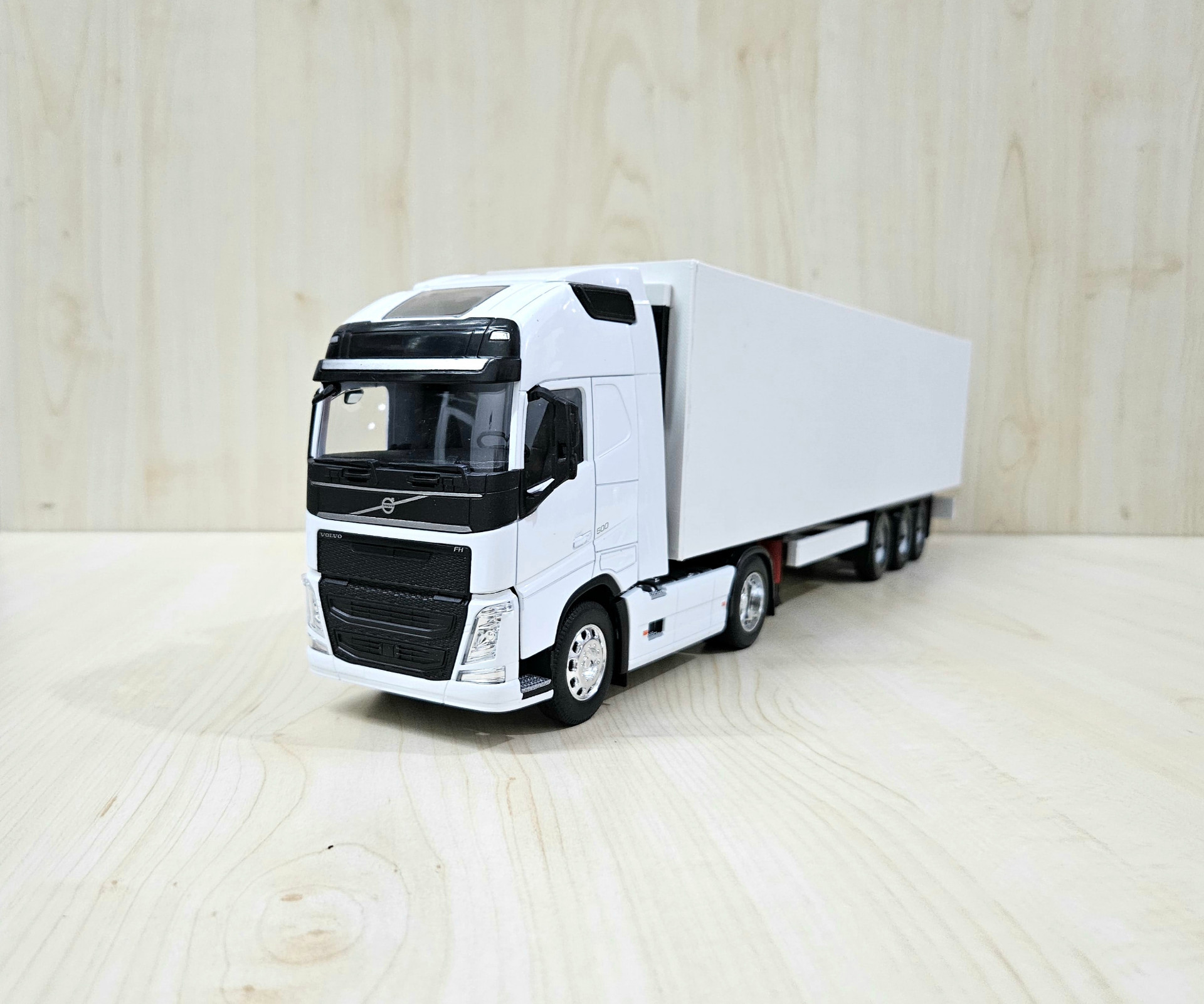 1/32 WELLY BEYAZ VOLVO FH4 FRIGO DORSELİ TIR MAKETİ