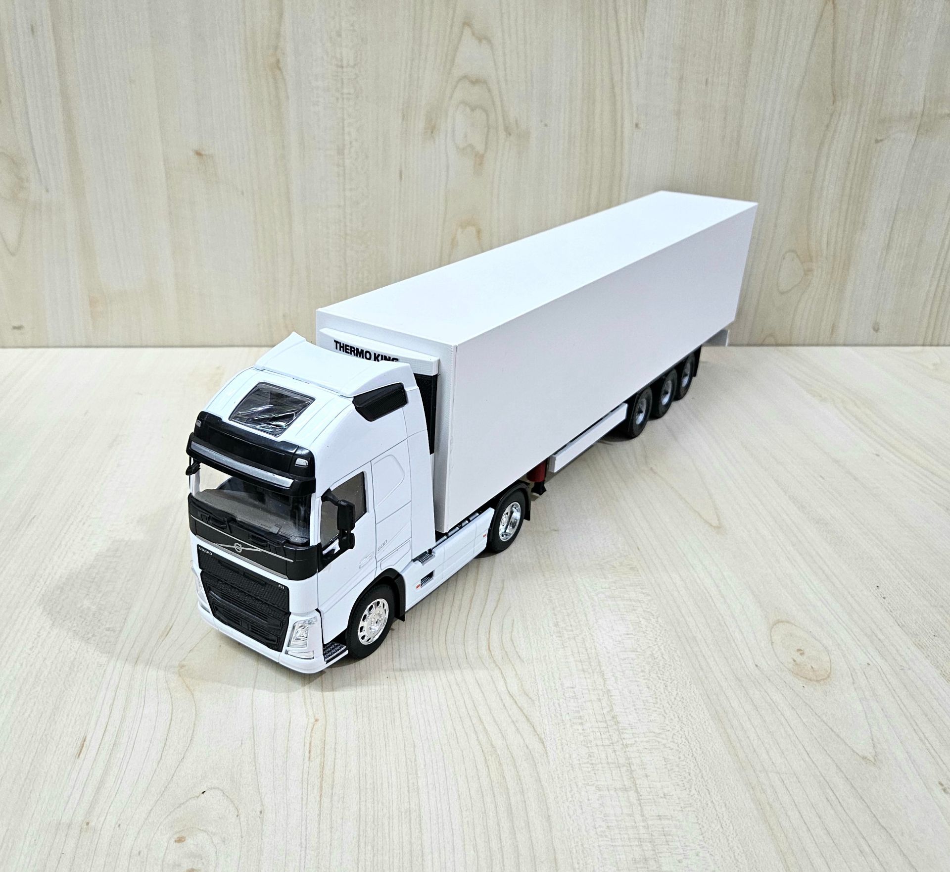 1/32 WELLY BEYAZ VOLVO FH4 FRIGO DORSELİ TIR MAKETİ