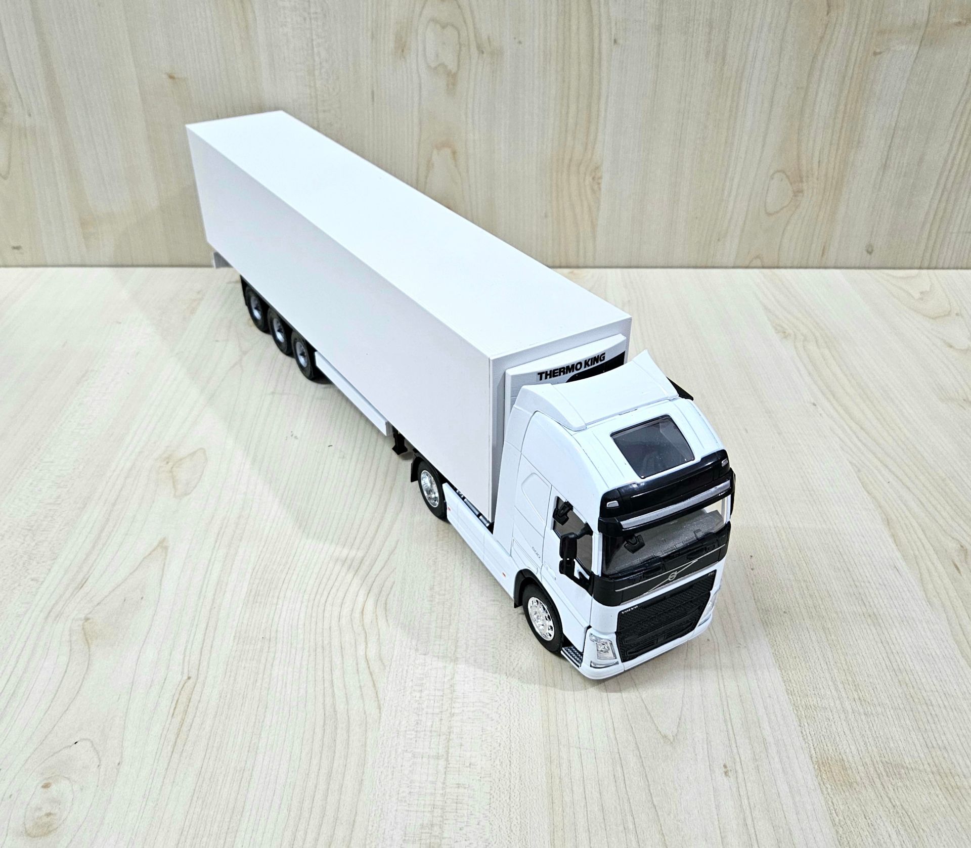 1/32 WELLY BEYAZ VOLVO FH4 FRIGO DORSELİ TIR MAKETİ