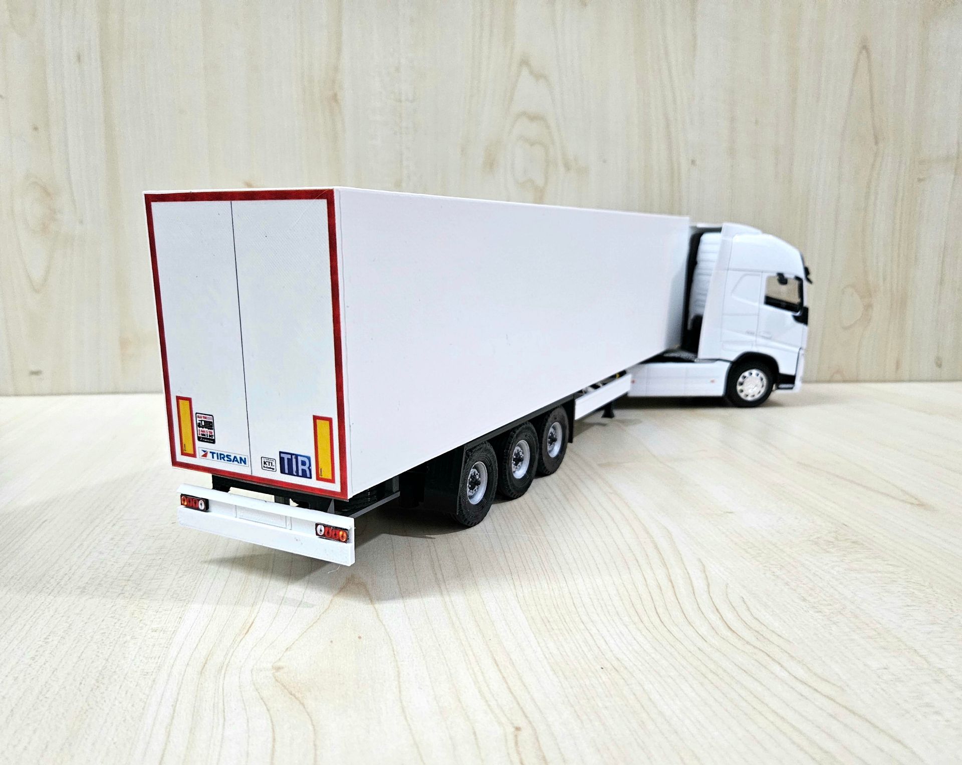 1/32 WELLY BEYAZ VOLVO FH4 FRIGO DORSELİ TIR MAKETİ