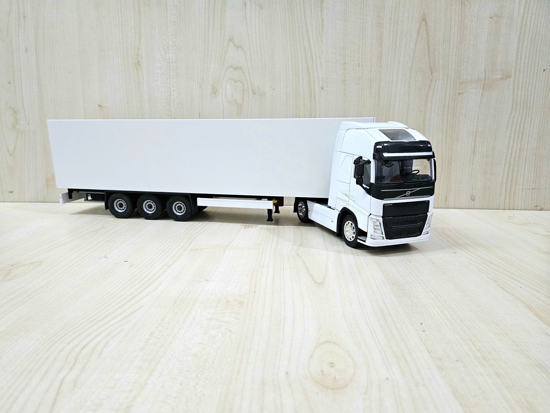 1/32 WELLY BEYAZ VOLVO FH4 FRIGO DORSELİ TIR MAKETİ