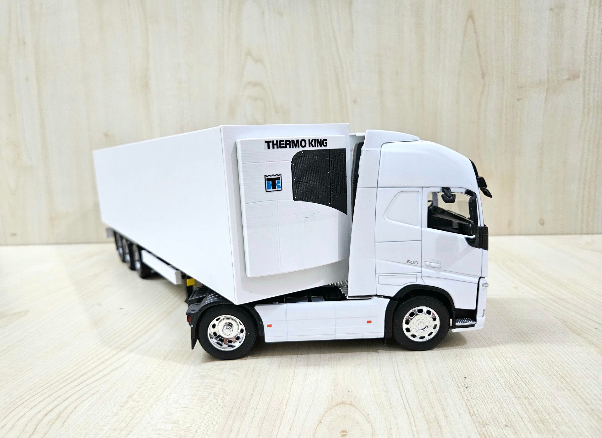 1/32 WELLY BEYAZ VOLVO FH4 FRIGO DORSELİ TIR MAKETİ