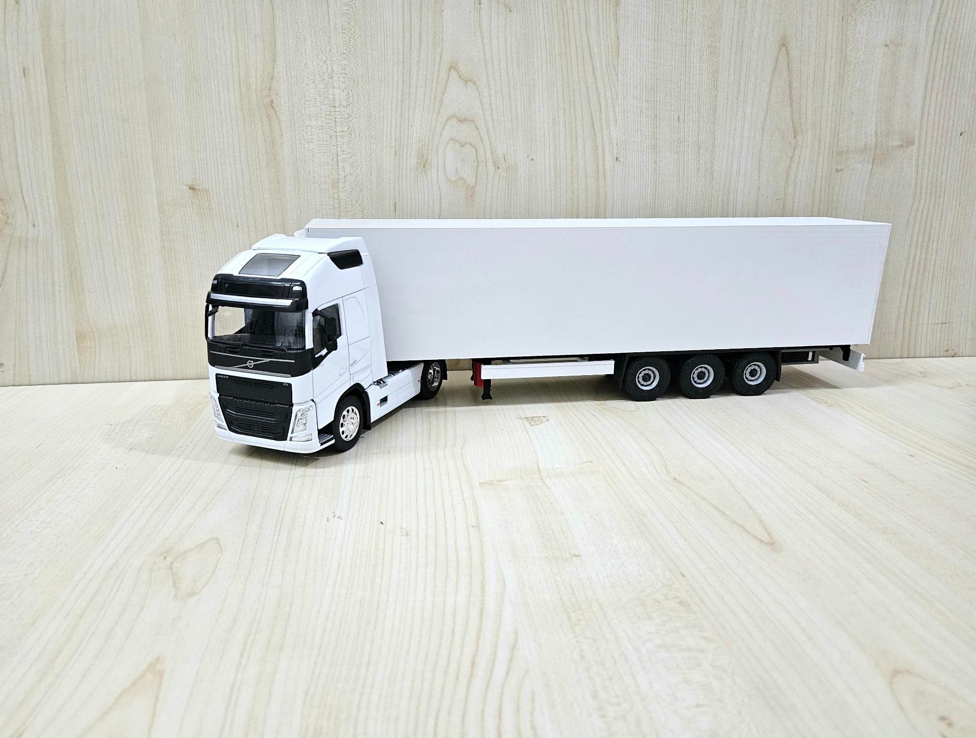 1/32 WELLY BEYAZ VOLVO FH4 FRIGO DORSELİ TIR MAKETİ