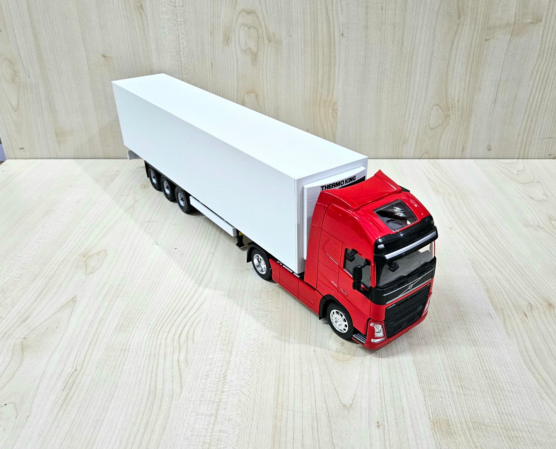 1/32 WELLY KIRMIZI VOLVO FH4 FRIGO DORSELİ TIR MAKETİ