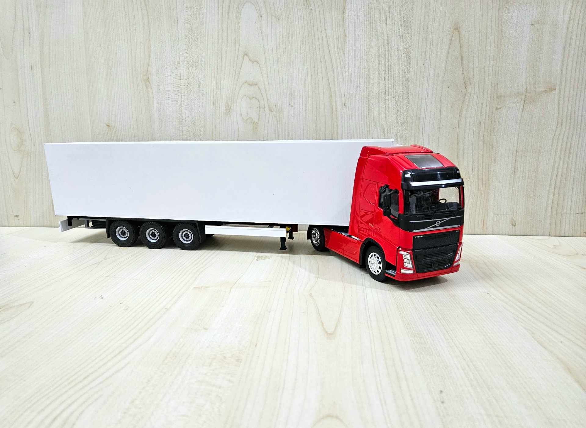 1/32 WELLY KIRMIZI VOLVO FH4 FRIGO DORSELİ TIR MAKETİ