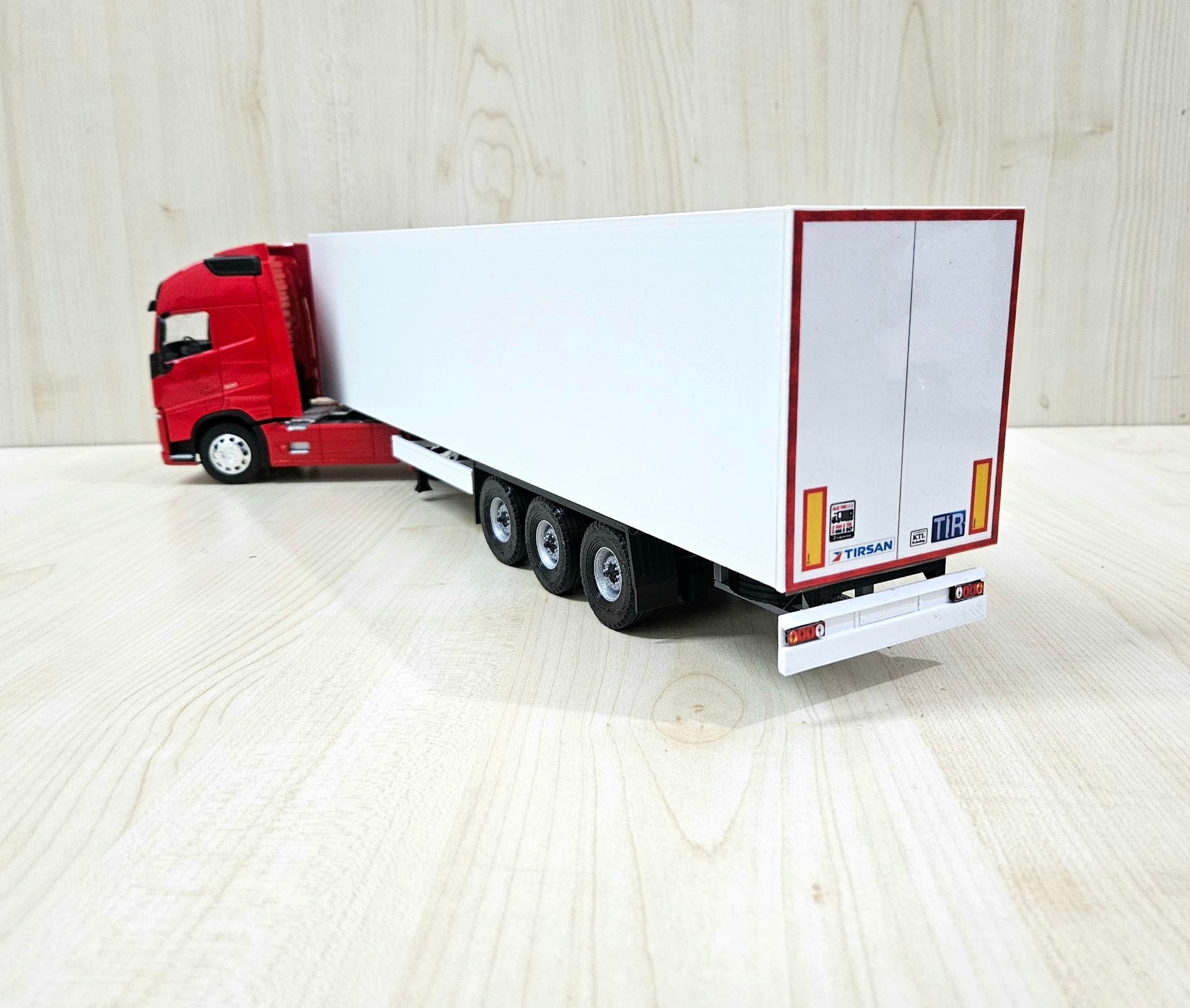 1/32 WELLY KIRMIZI VOLVO FH4 FRIGO DORSELİ TIR MAKETİ