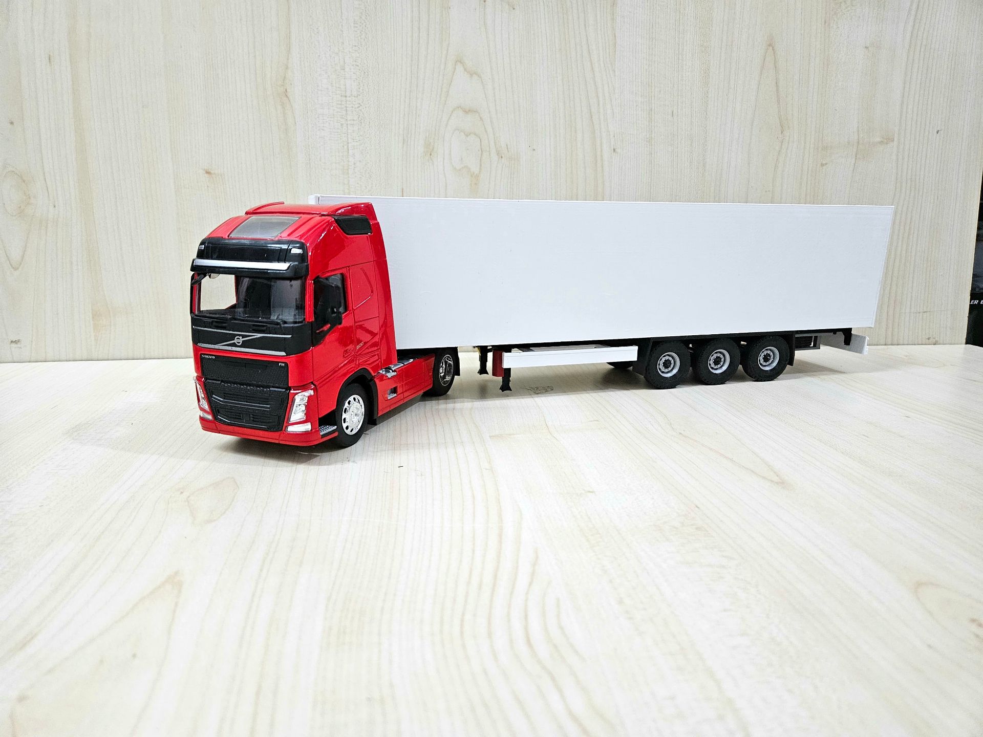 1/32 WELLY KIRMIZI VOLVO FH4 FRIGO DORSELİ TIR MAKETİ