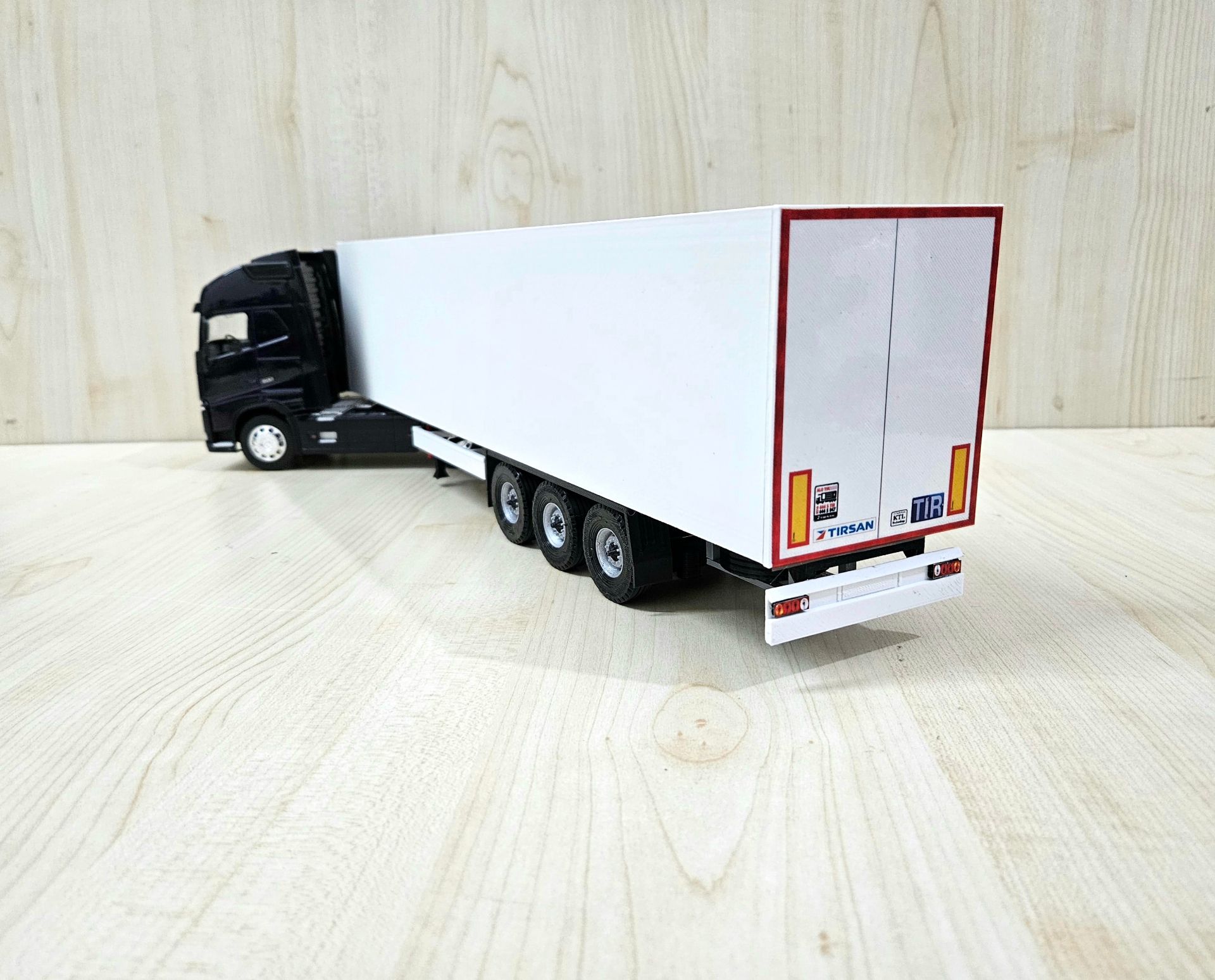 1/32 WELLY LACİVERT VOLVO FH4 FRIGO DORSELİ TIR MAKETİ
