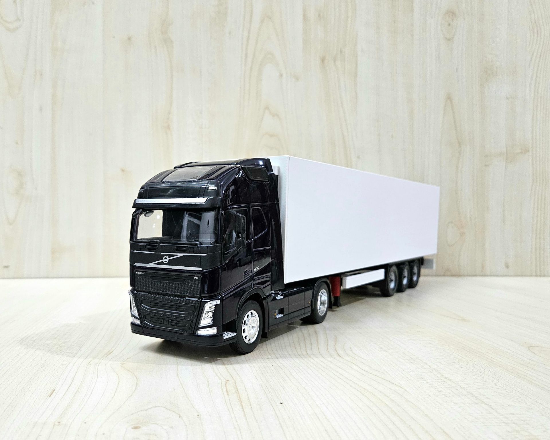 1/32 WELLY LACİVERT VOLVO FH4 FRIGO DORSELİ TIR MAKETİ