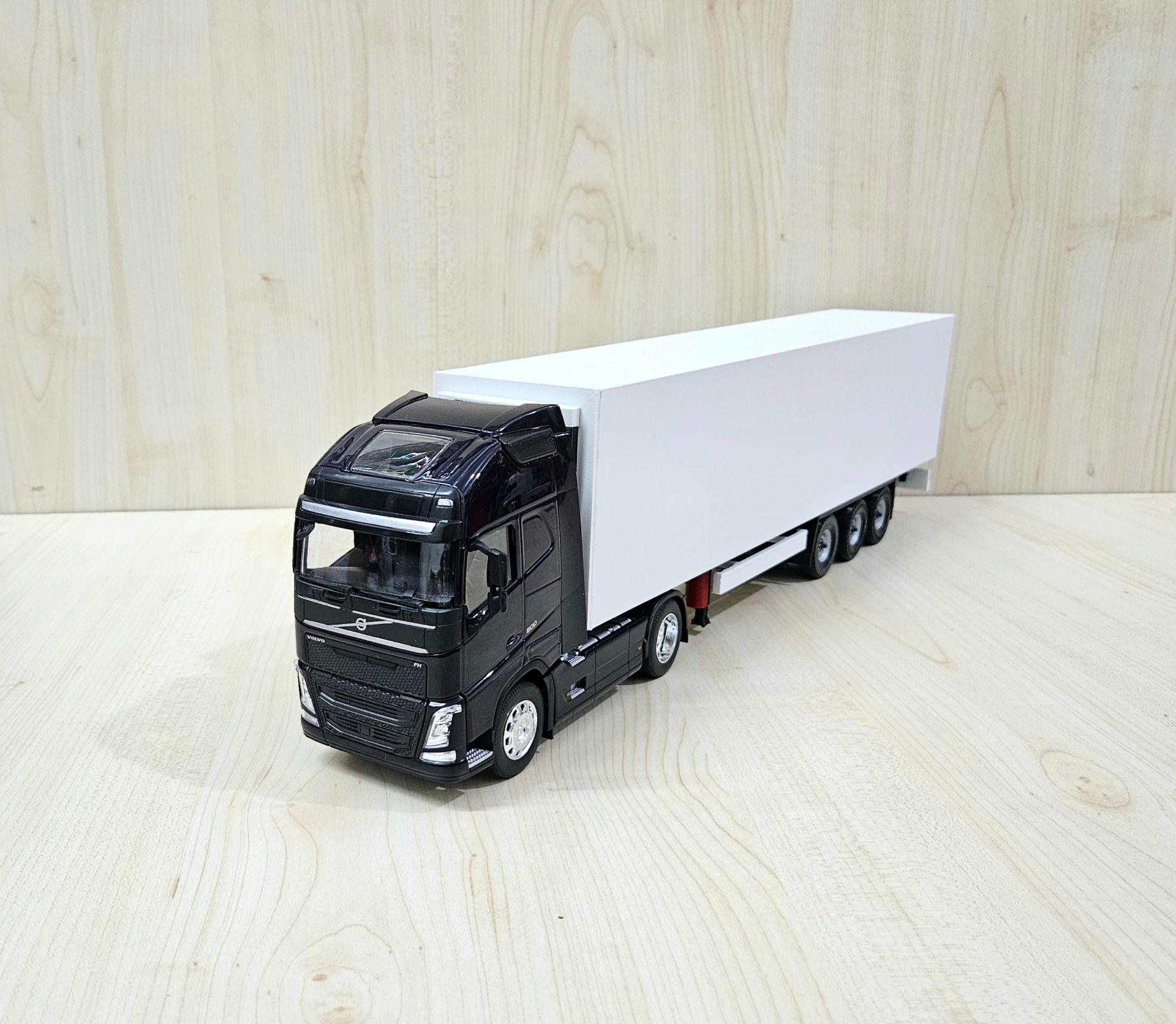 1/32 WELLY LACİVERT VOLVO FH4 FRIGO DORSELİ TIR MAKETİ