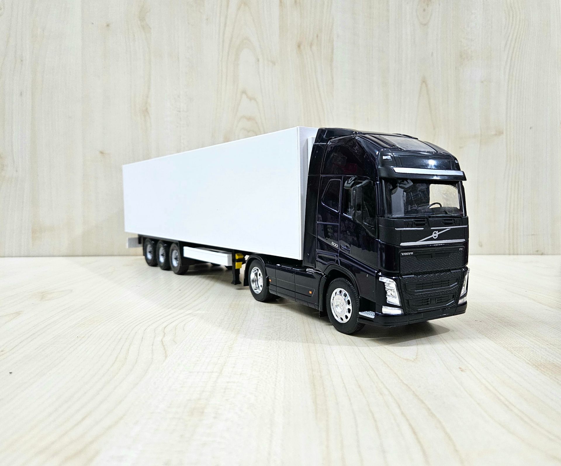 1/32 WELLY LACİVERT VOLVO FH4 FRIGO DORSELİ TIR MAKETİ