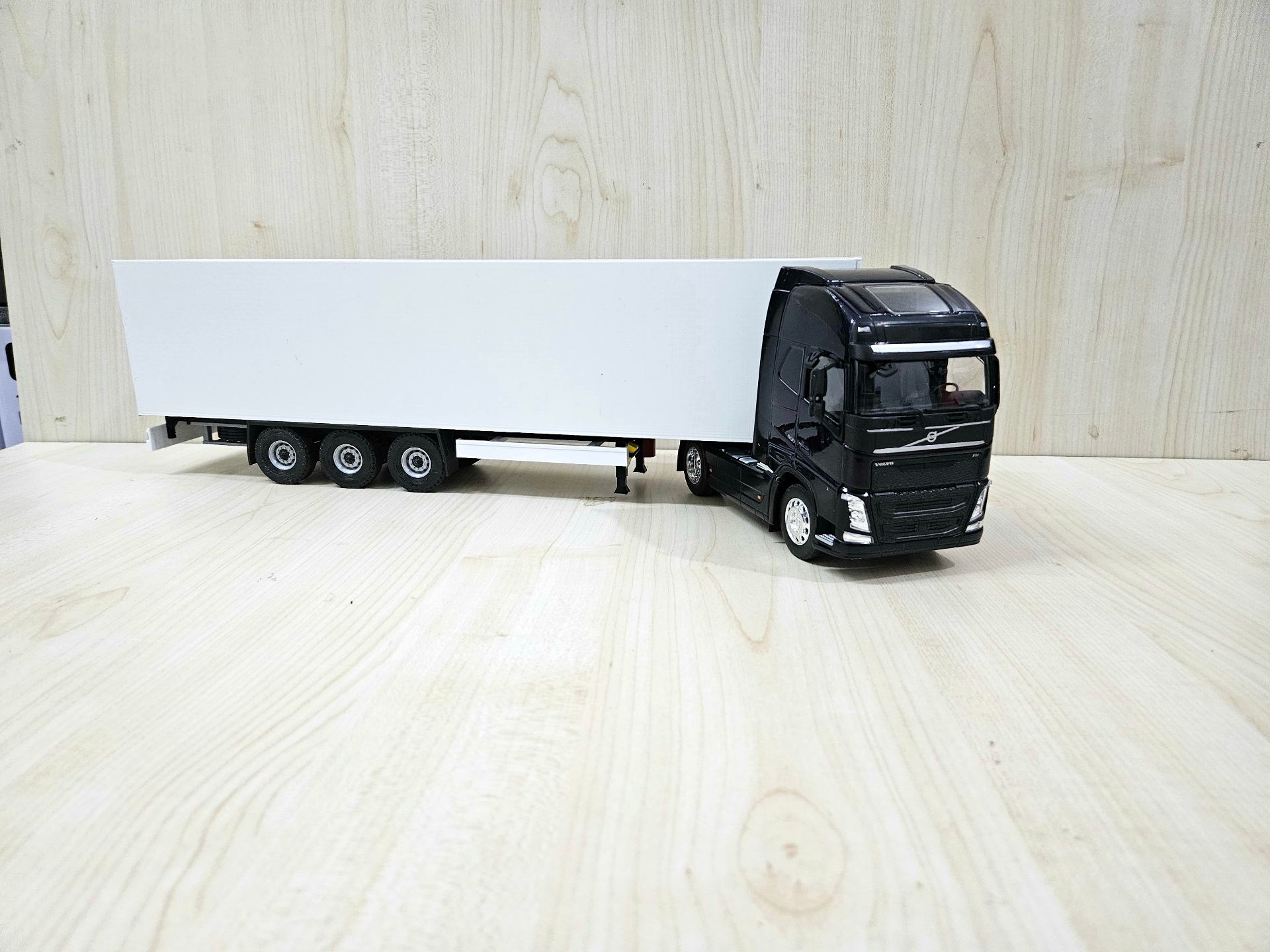 1/32 WELLY LACİVERT VOLVO FH4 FRIGO DORSELİ TIR MAKETİ