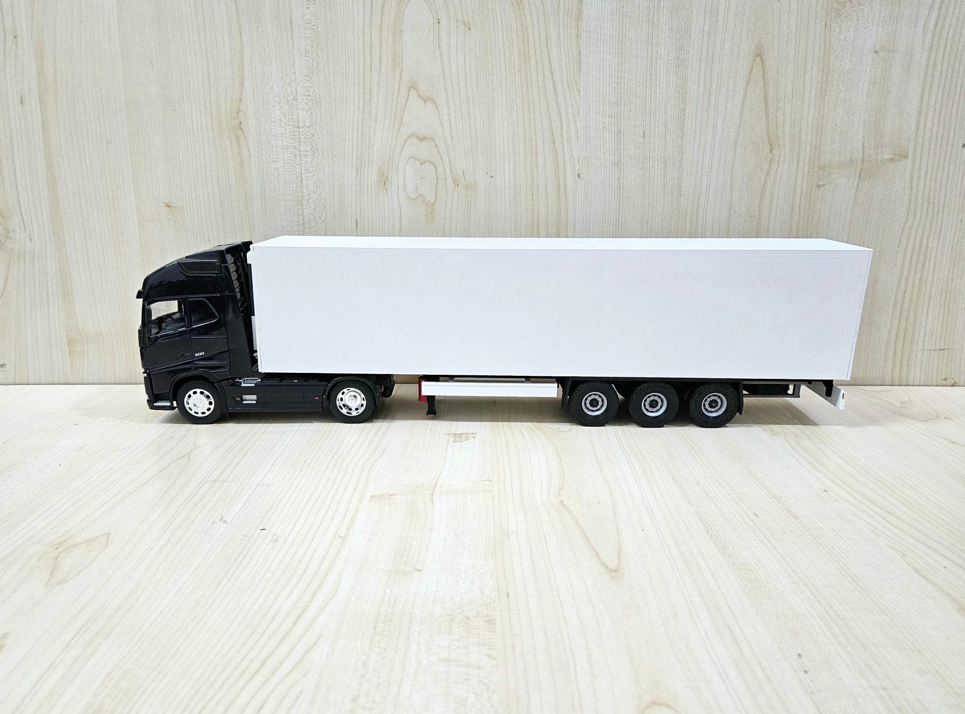 1/32 WELLY LACİVERT VOLVO FH4 FRIGO DORSELİ TIR MAKETİ