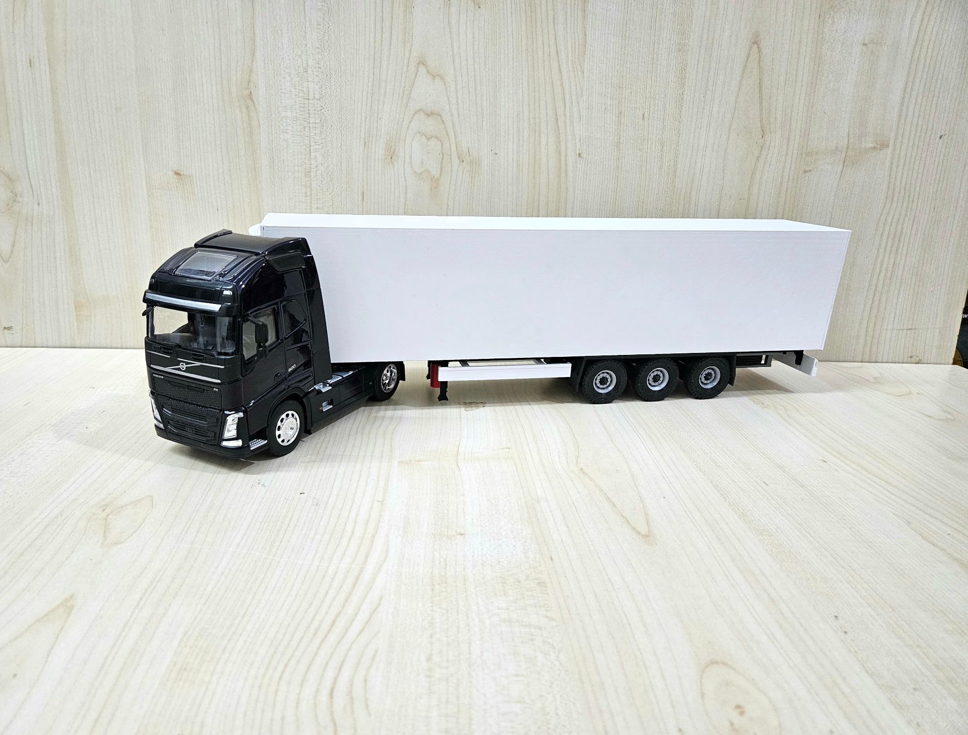 1/32 WELLY LACİVERT VOLVO FH4 FRIGO DORSELİ TIR MAKETİ