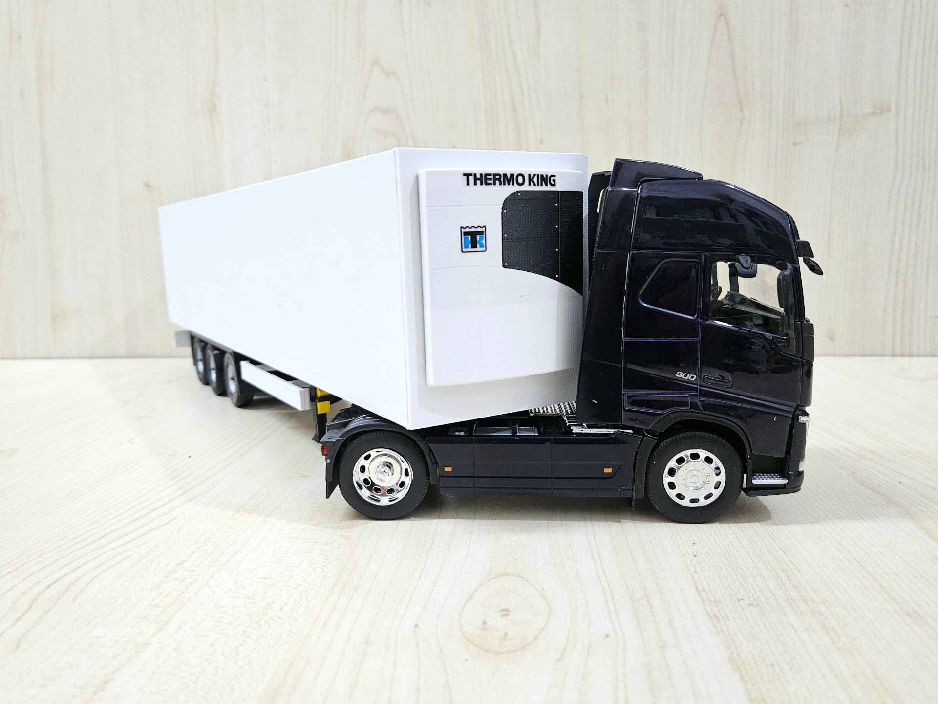 1/32 WELLY LACİVERT VOLVO FH4 FRIGO DORSELİ TIR MAKETİ