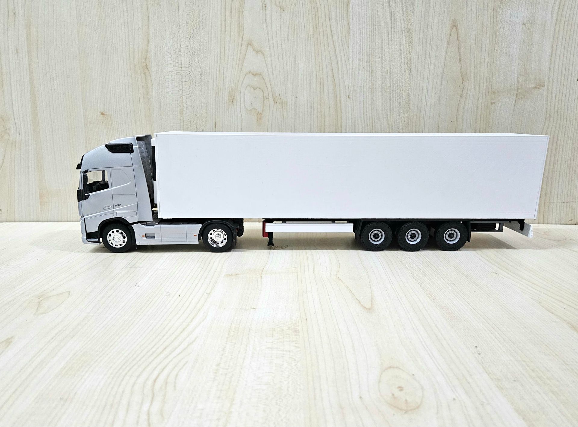 1/32 WELLY GRİ VOLVO FH4 FRIGO DORSELİ TIR MAKETİ