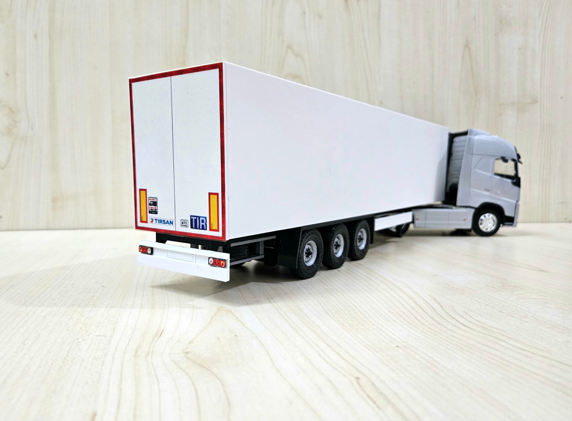 1/32 WELLY GRİ VOLVO FH4 FRIGO DORSELİ TIR MAKETİ