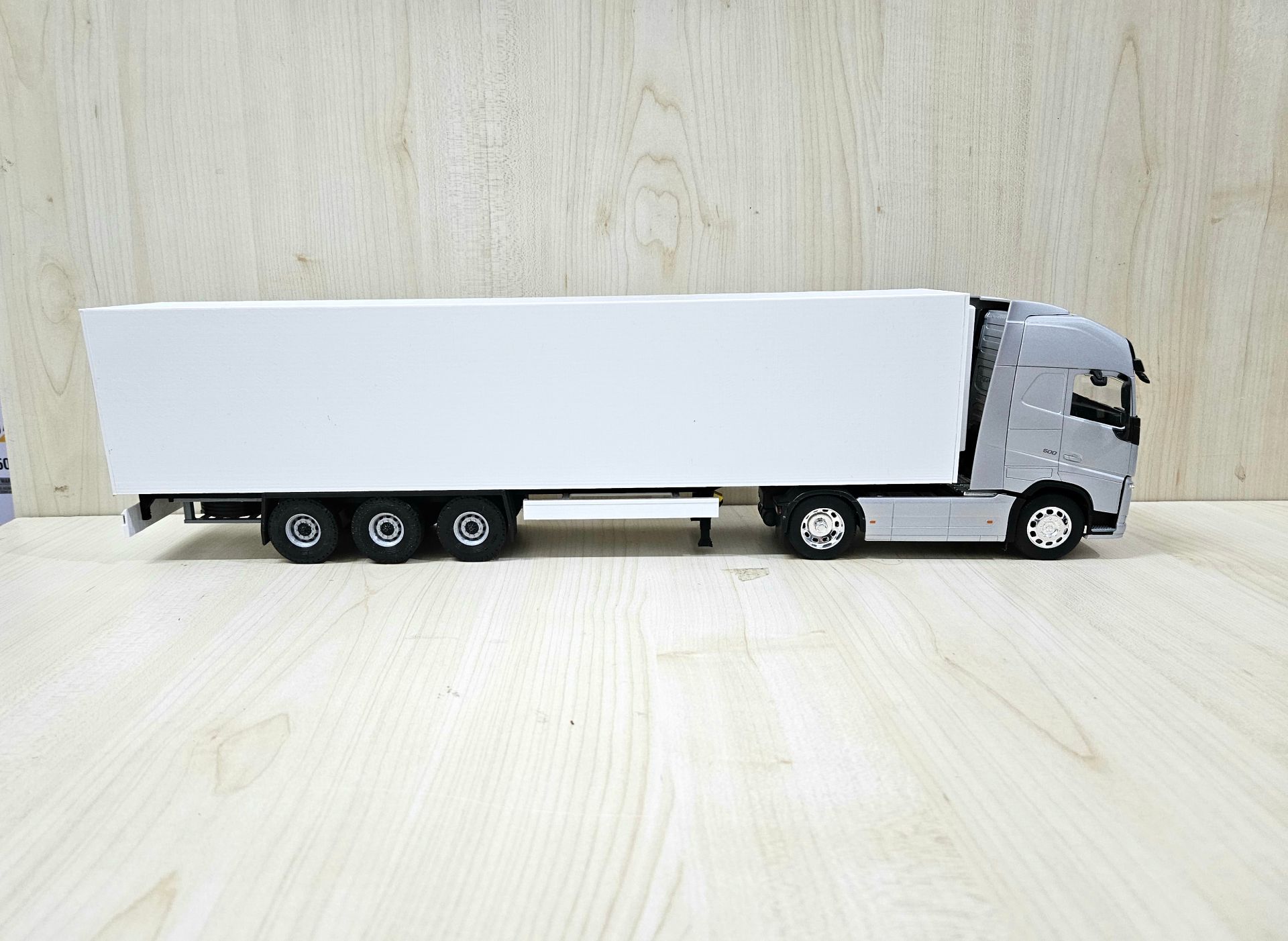 1/32 WELLY GRİ VOLVO FH4 FRIGO DORSELİ TIR MAKETİ