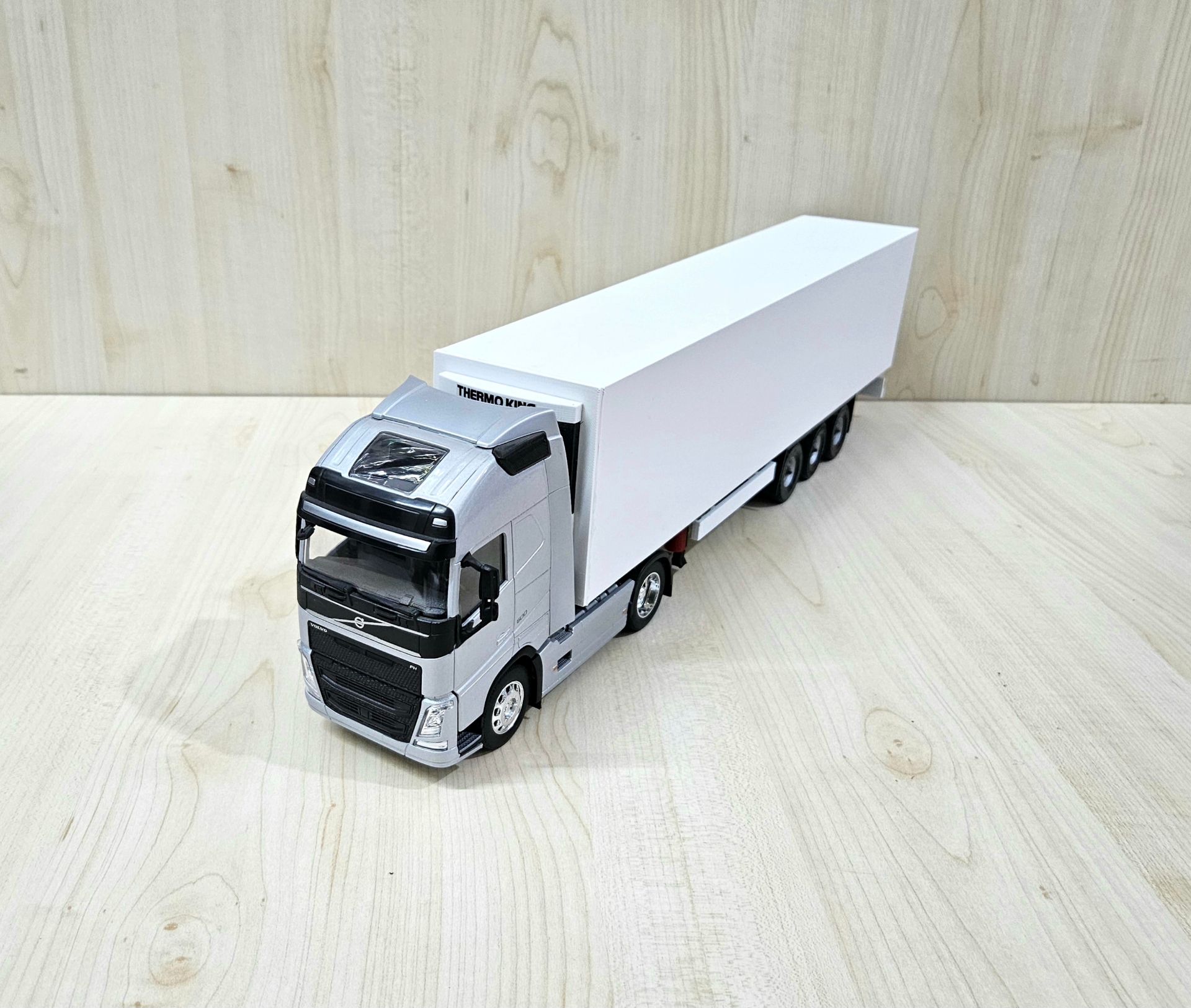 1/32 WELLY GRİ VOLVO FH4 FRIGO DORSELİ TIR MAKETİ