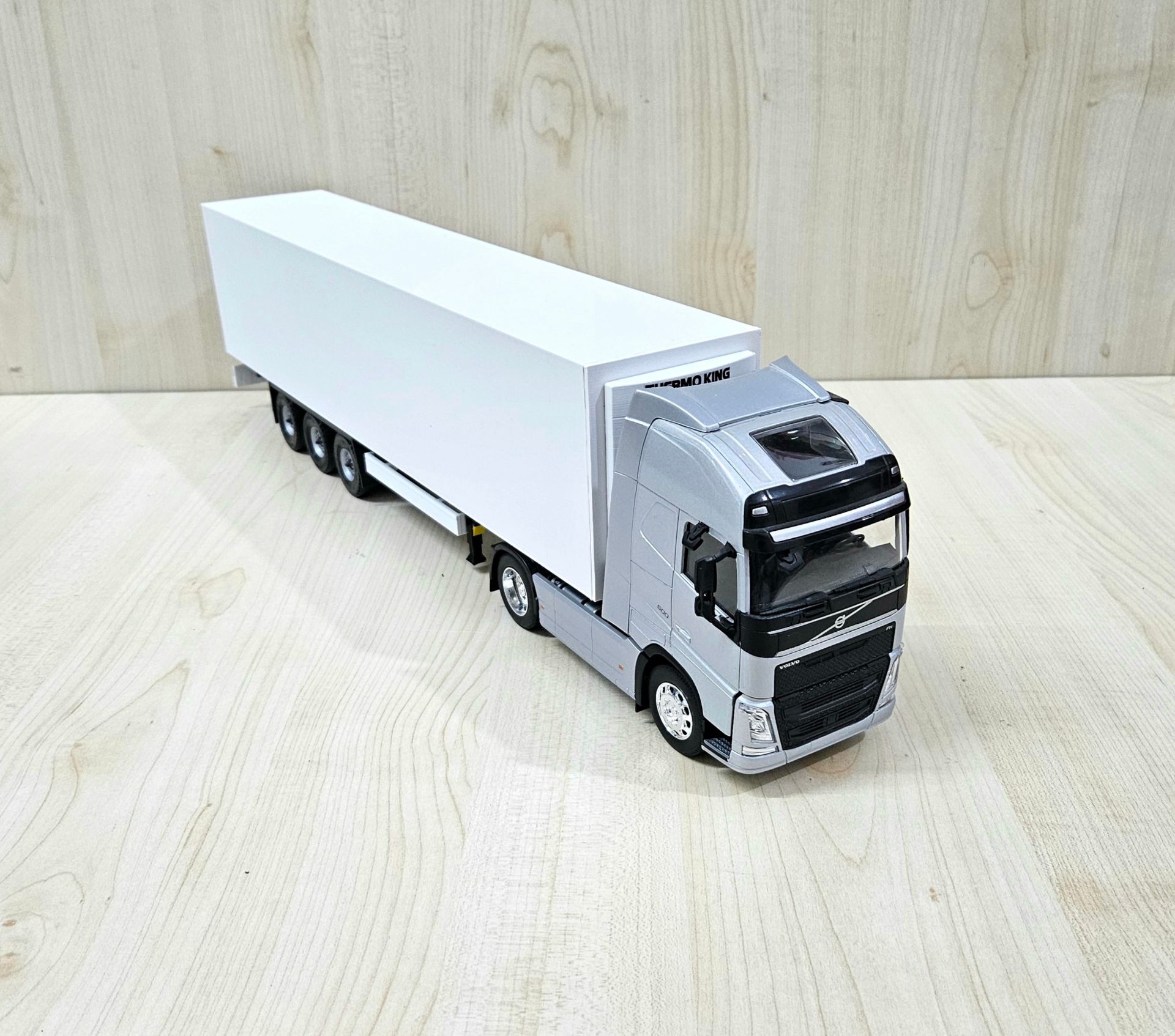 1/32 WELLY GRİ VOLVO FH4 FRIGO DORSELİ TIR MAKETİ