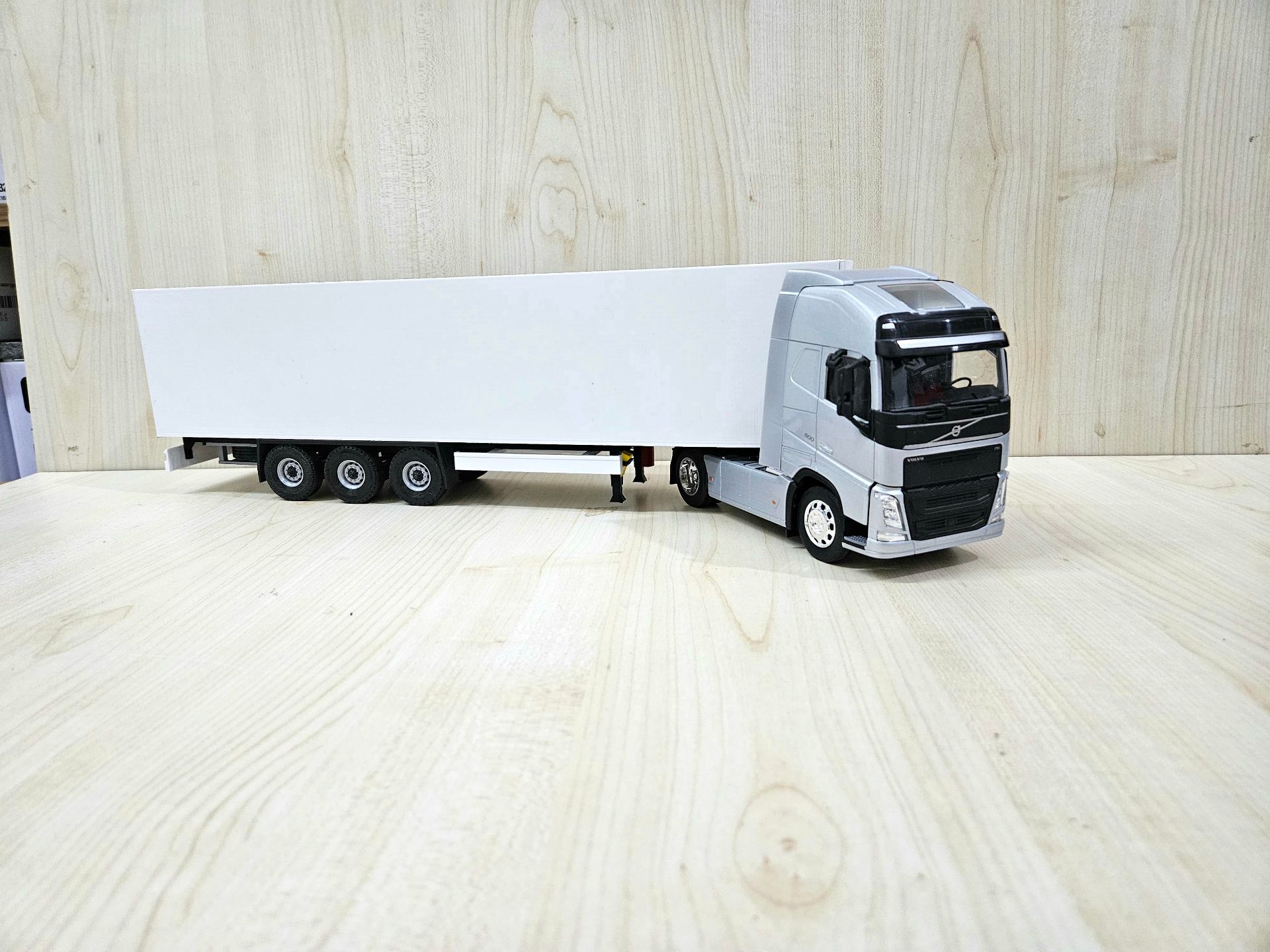 1/32 WELLY GRİ VOLVO FH4 FRIGO DORSELİ TIR MAKETİ