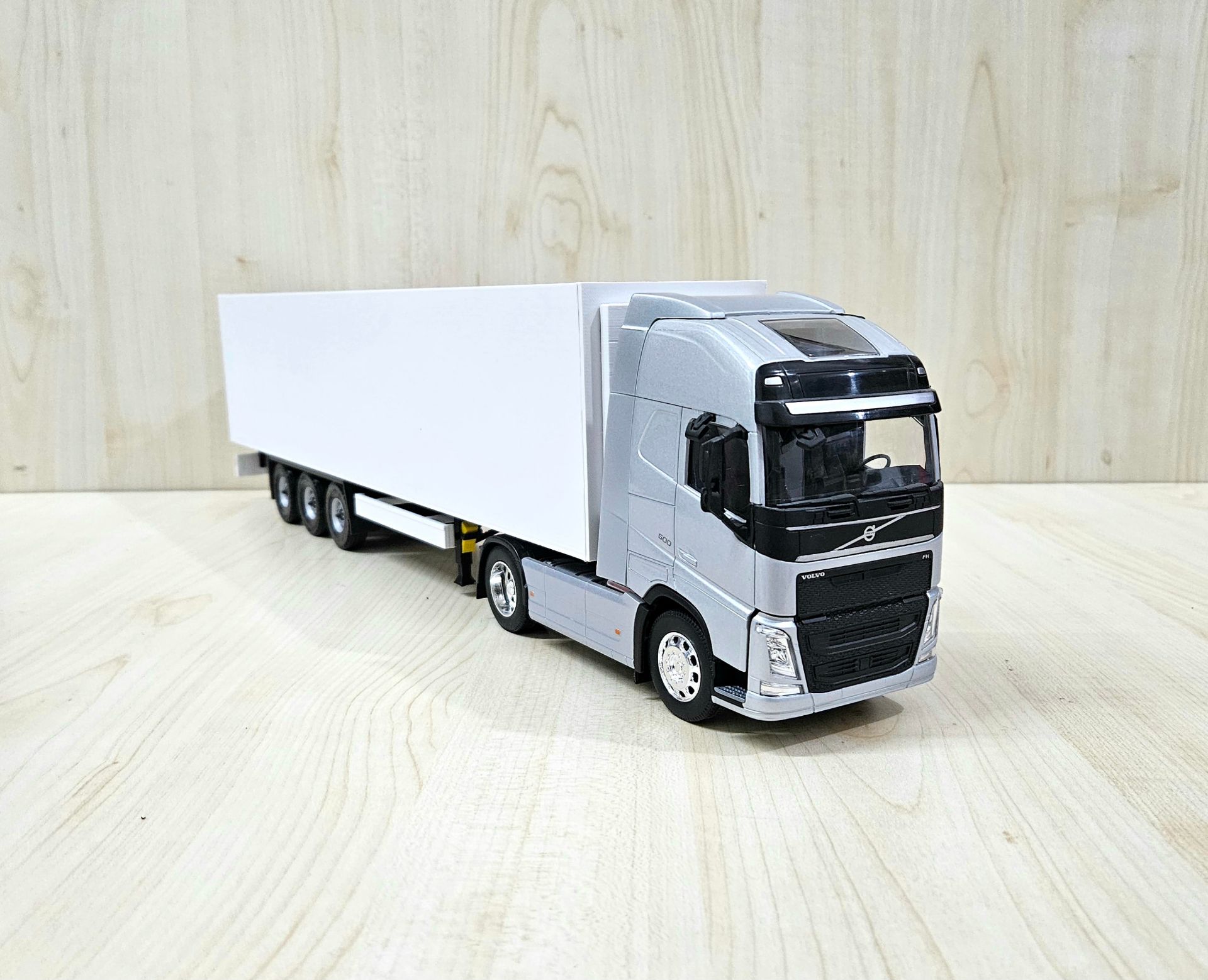 1/32 WELLY GRİ VOLVO FH4 FRIGO DORSELİ TIR MAKETİ