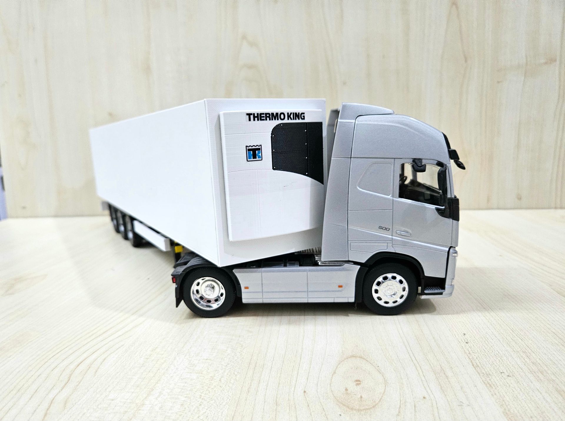1/32 WELLY GRİ VOLVO FH4 FRIGO DORSELİ TIR MAKETİ
