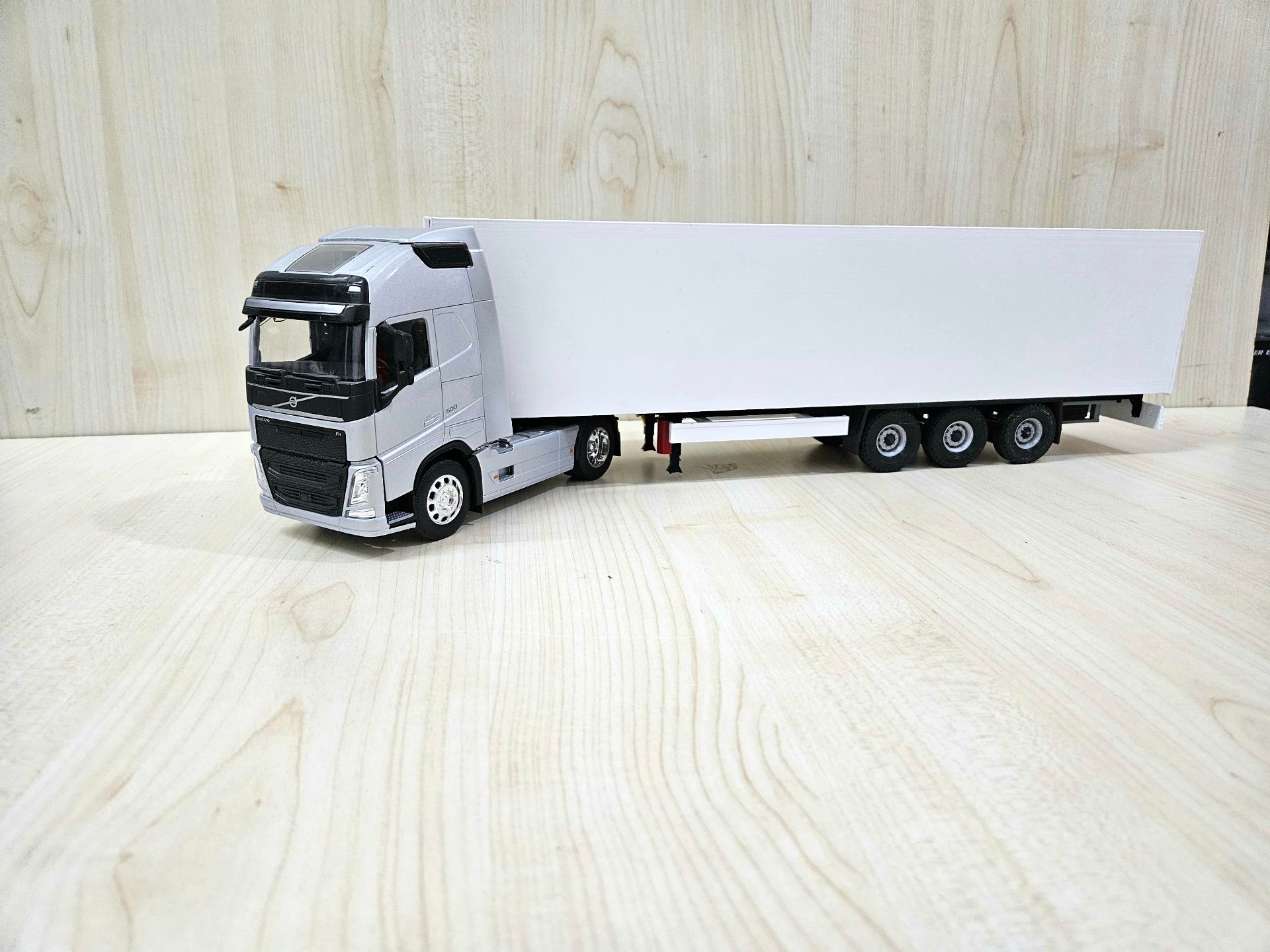 1/32 WELLY GRİ VOLVO FH4 FRIGO DORSELİ TIR MAKETİ