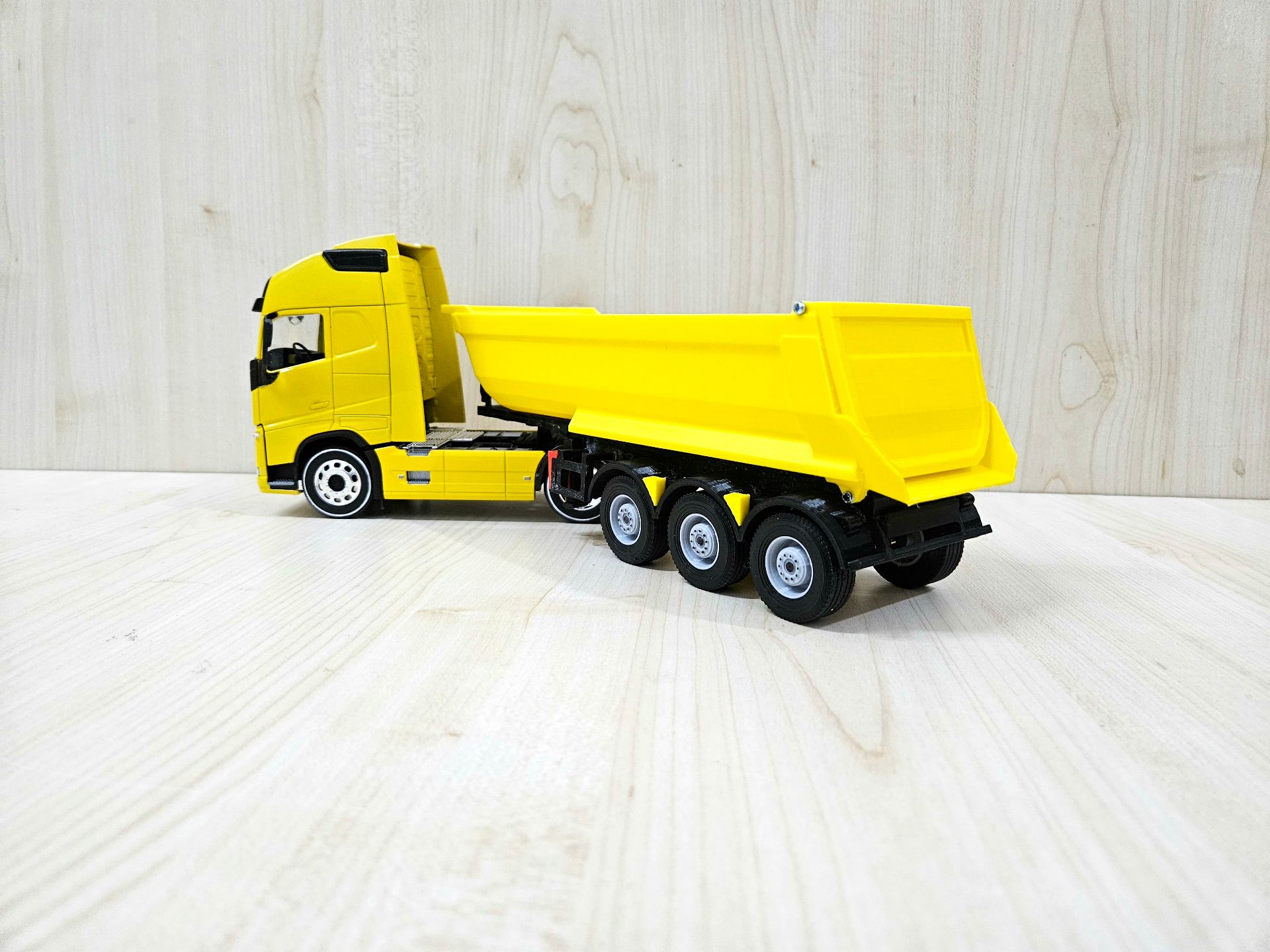 1/32 WELLY SARI VOLVO FH4 DAMPERLİ TIR MAKETİ
