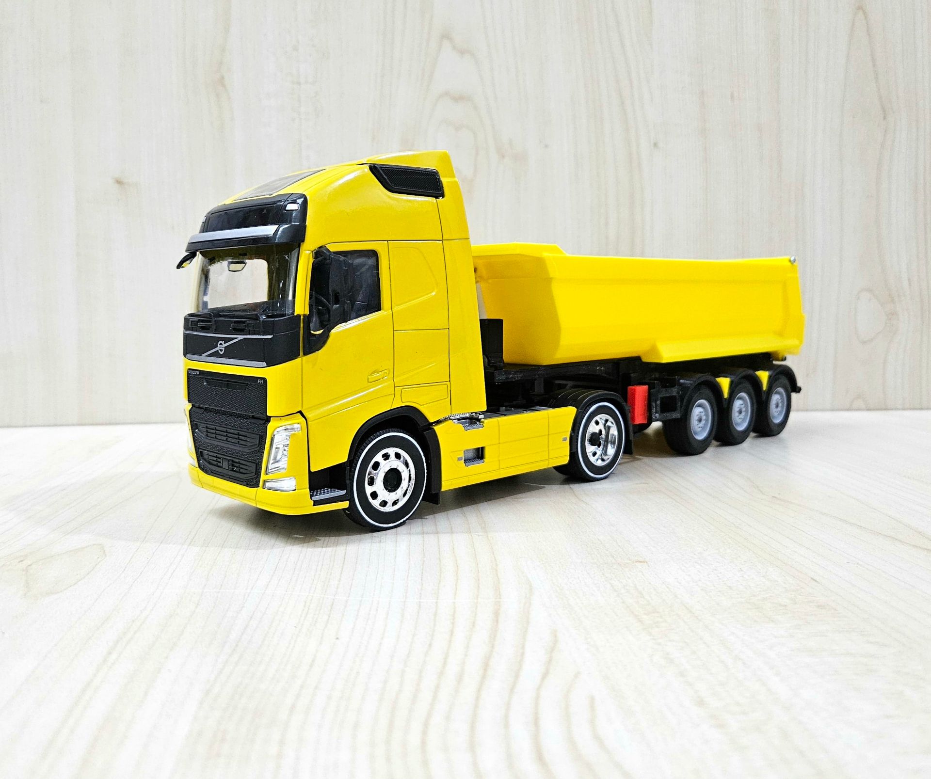 1/32 WELLY SARI VOLVO FH4 DAMPERLİ TIR MAKETİ