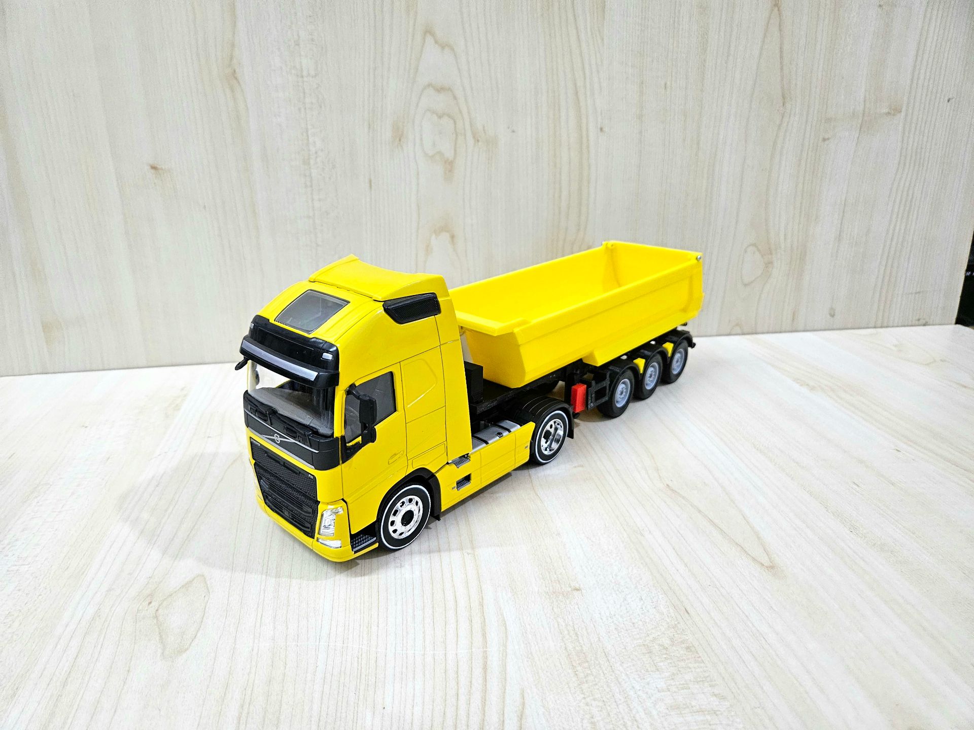 1/32 WELLY SARI VOLVO FH4 DAMPERLİ TIR MAKETİ