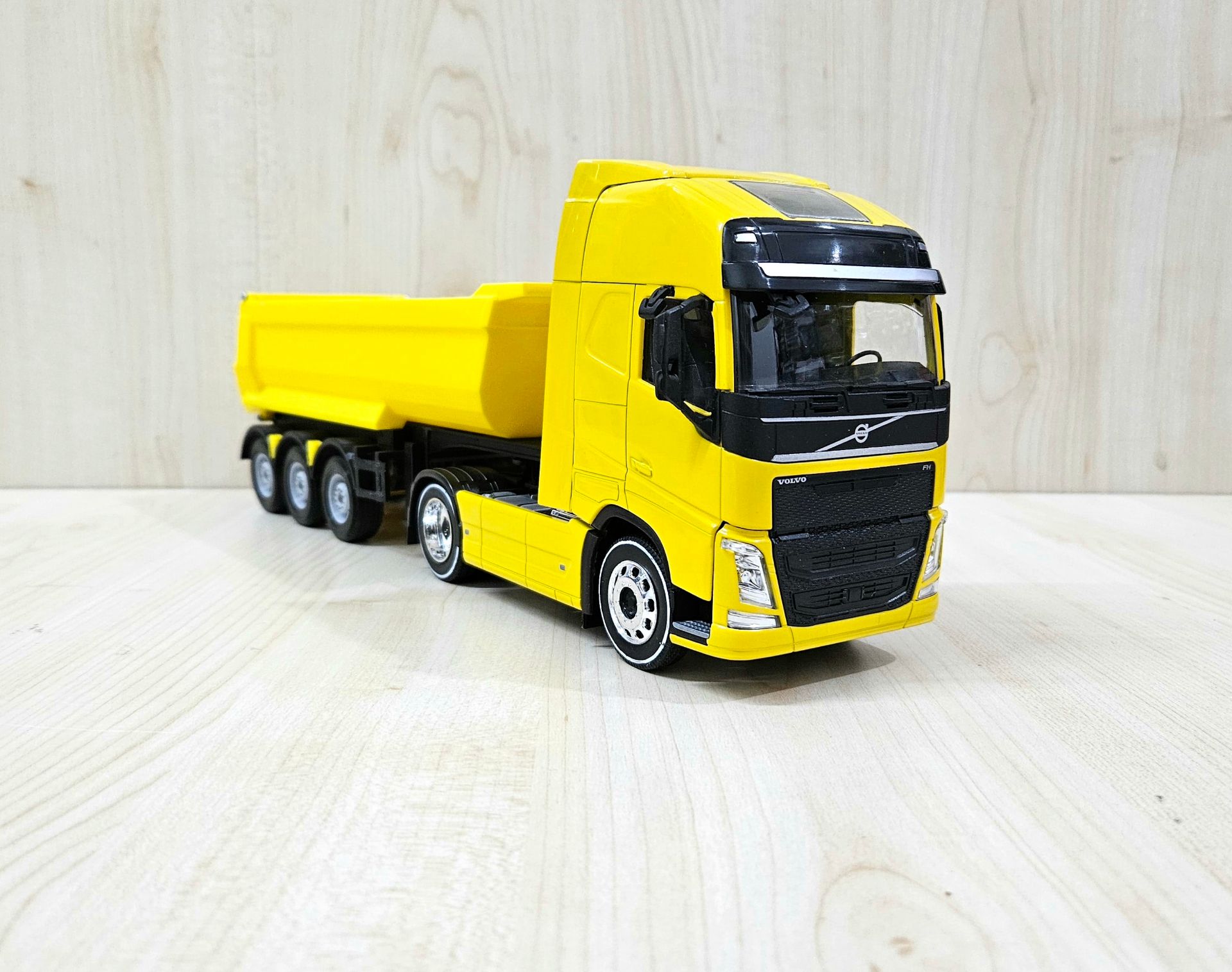 1/32 WELLY SARI VOLVO FH4 DAMPERLİ TIR MAKETİ
