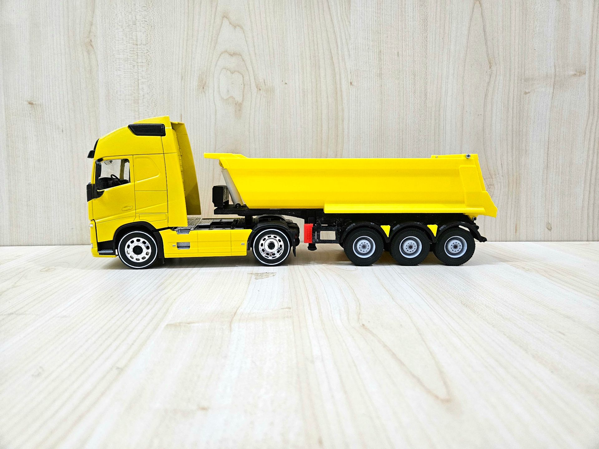 1/32 WELLY SARI VOLVO FH4 DAMPERLİ TIR MAKETİ